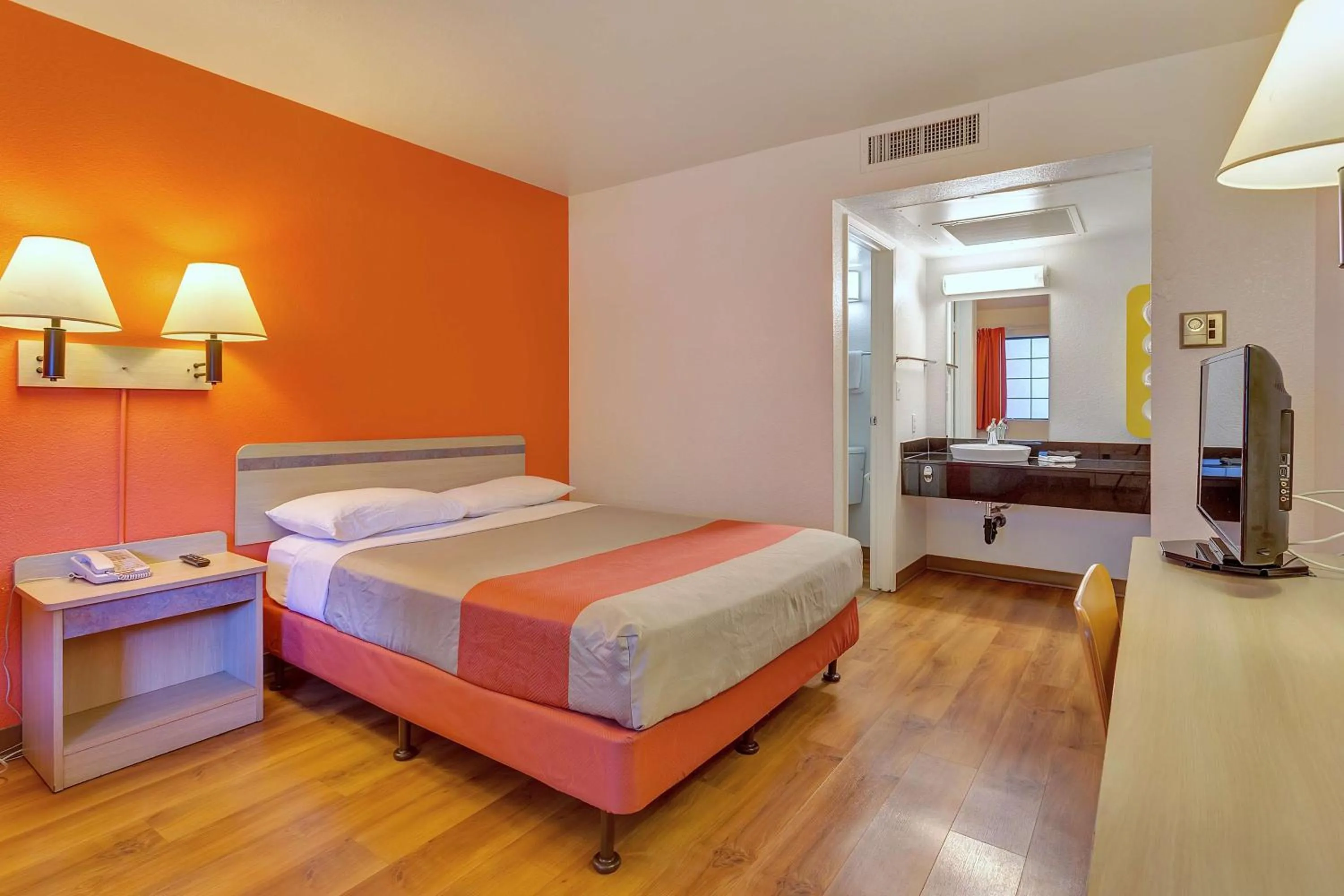 Bedroom in Super 8 by Wyndham Santa Rosa North