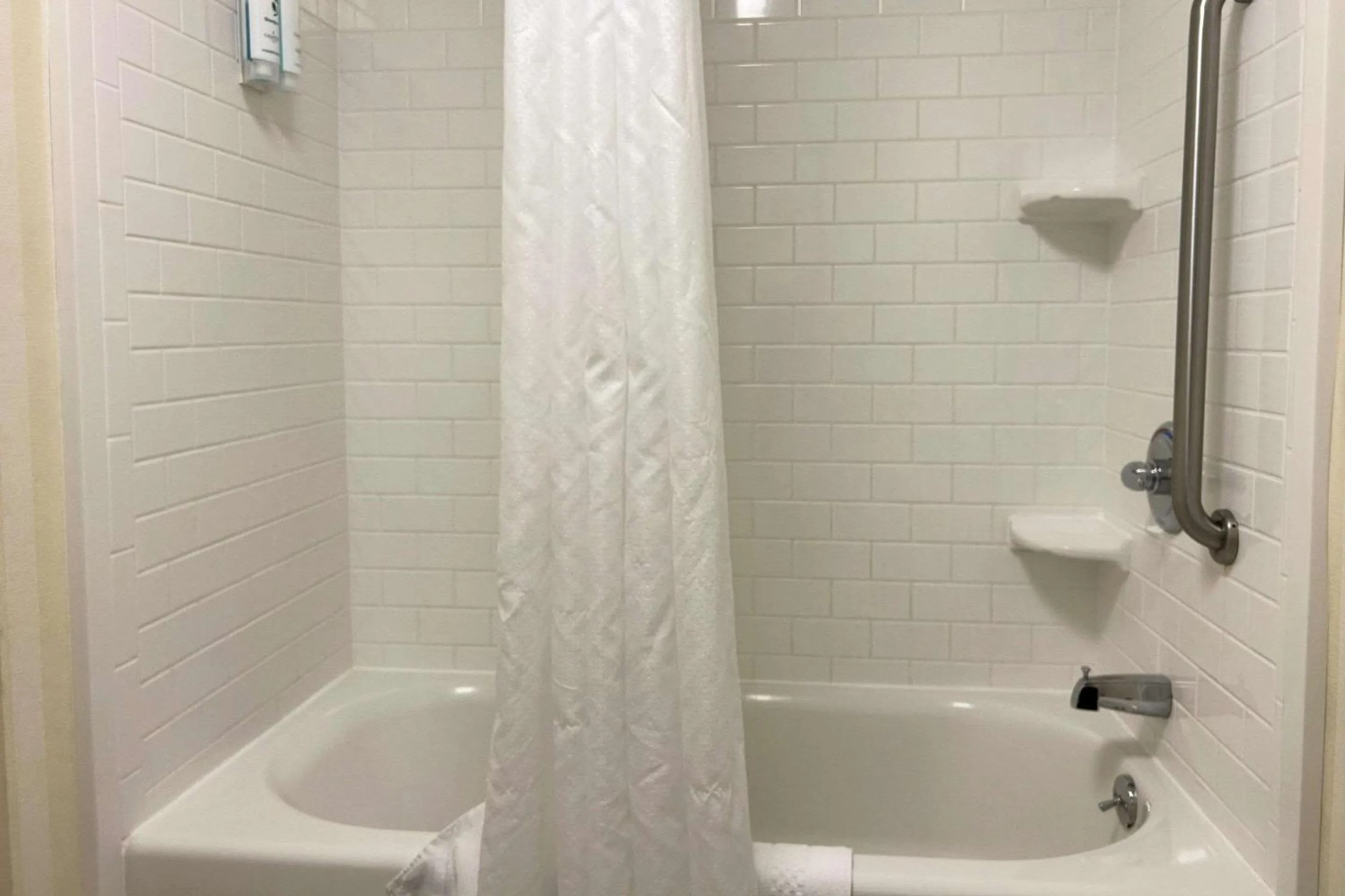 Bedroom in Country Inn & Suites by Radisson, Fayetteville I-95, NC