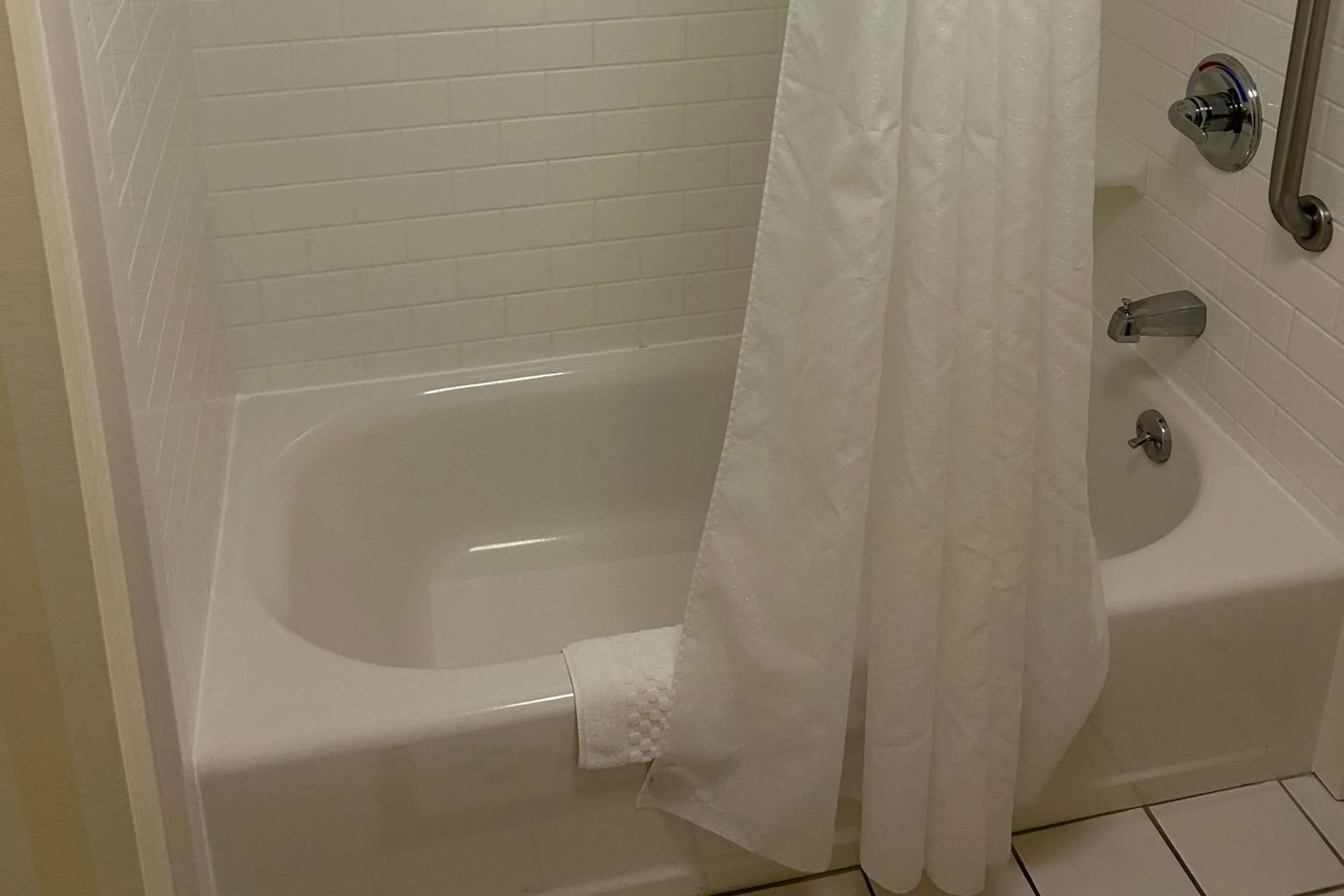 Bedroom in Country Inn & Suites by Radisson, Fayetteville I-95, NC