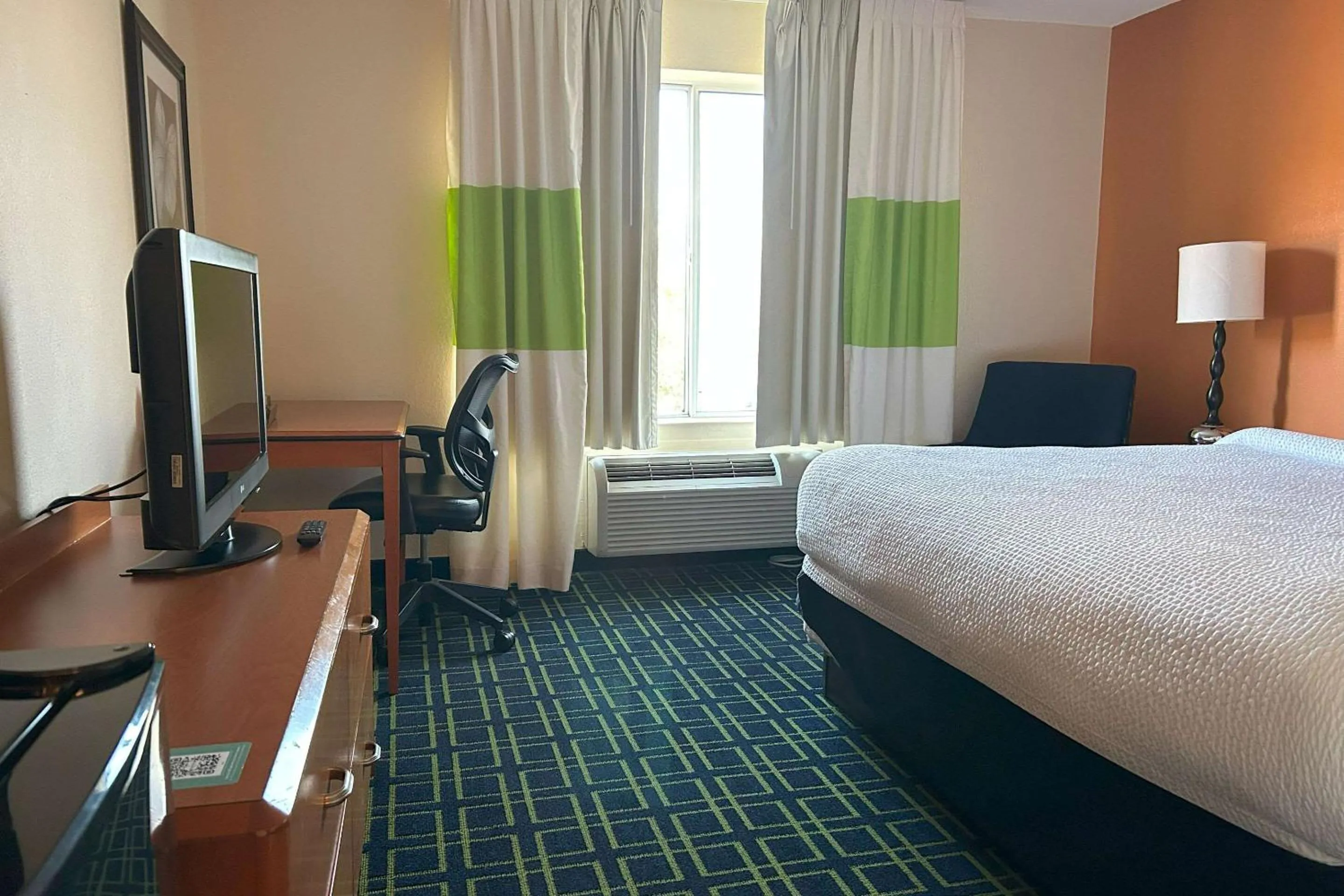 Bedroom, Bed in Country Inn & Suites by Radisson, Fayetteville I-95, NC