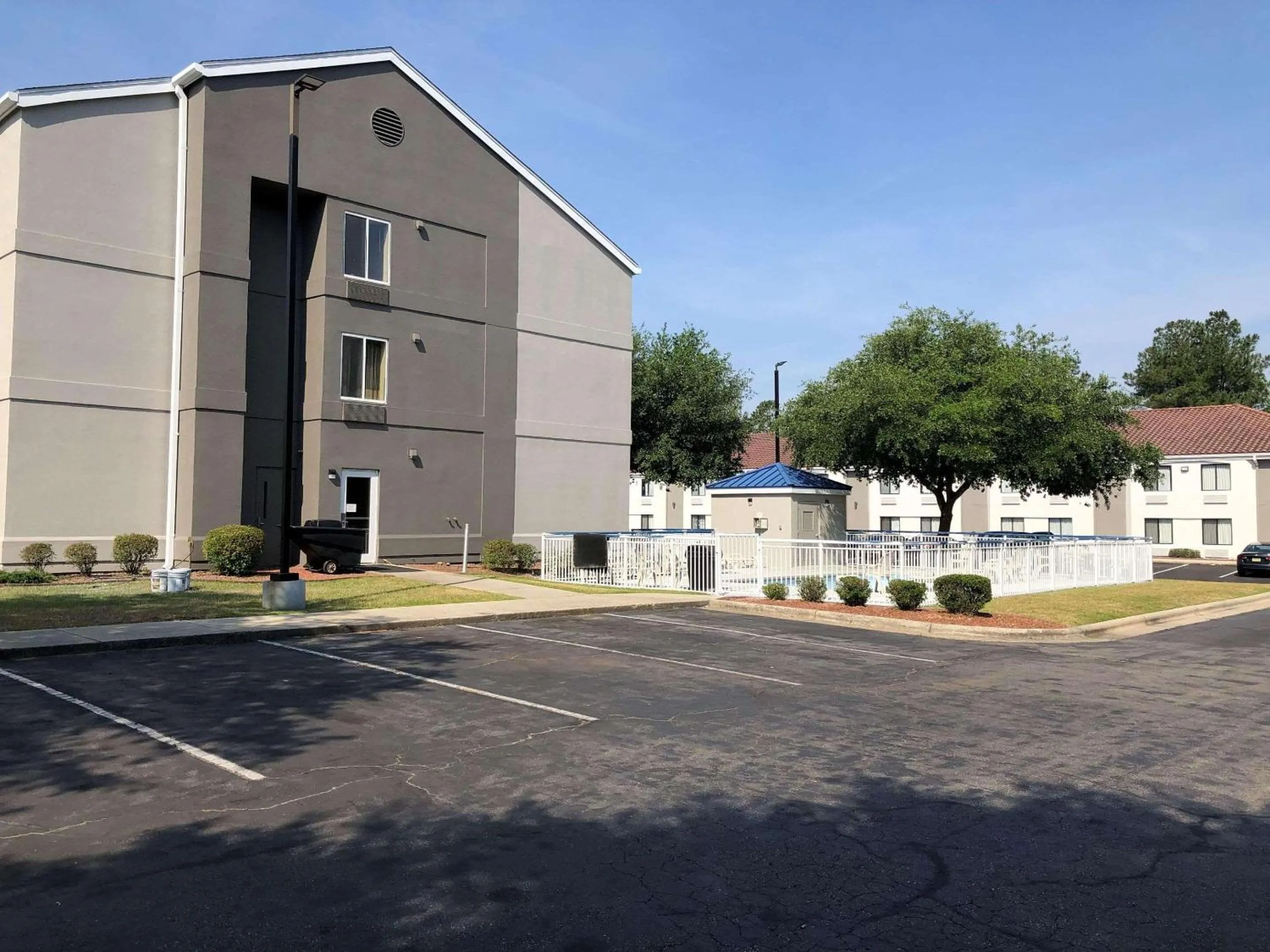 Property building in Country Inn & Suites by Radisson, Fayetteville I-95, NC