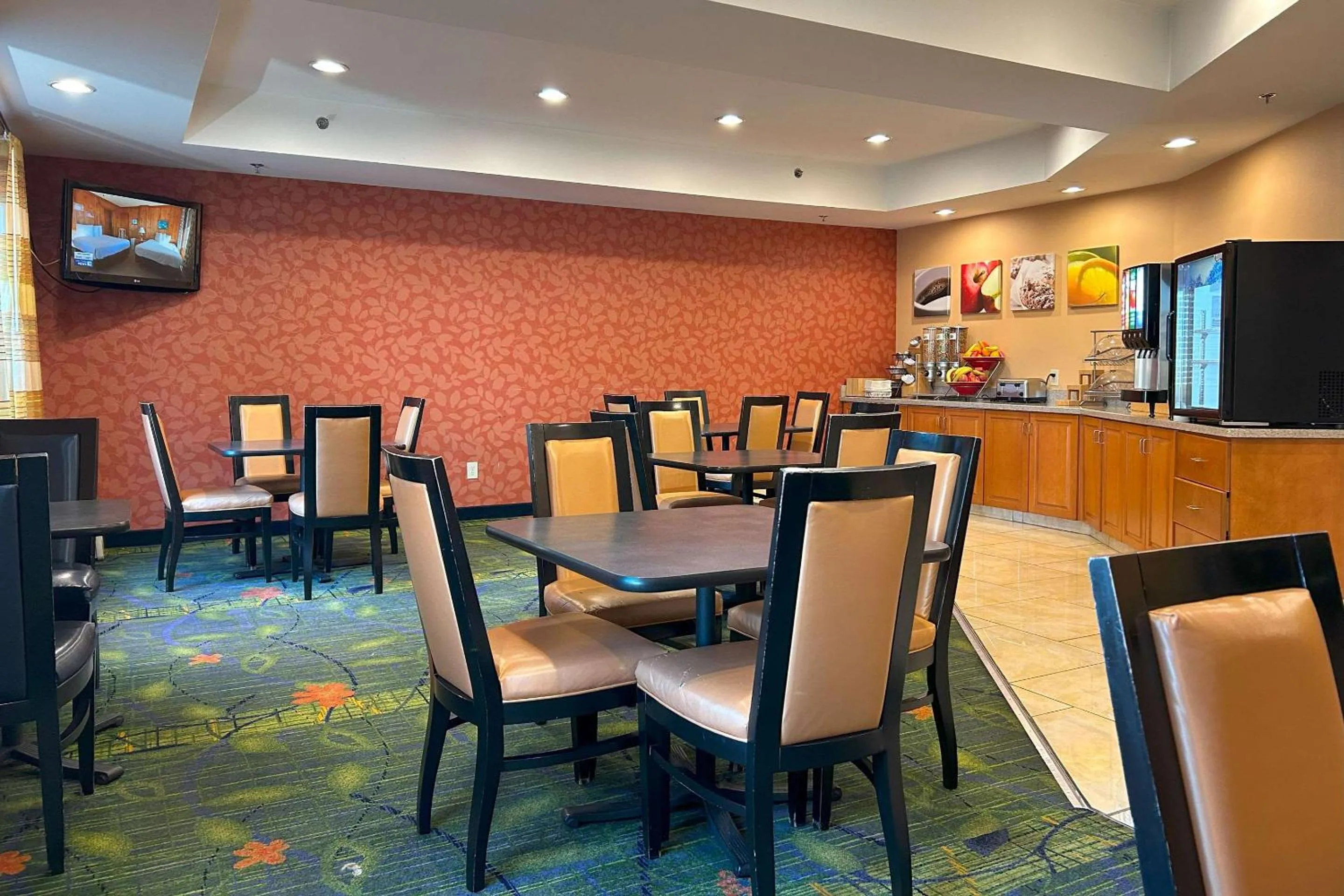 Breakfast in Country Inn & Suites by Radisson, Fayetteville I-95, NC