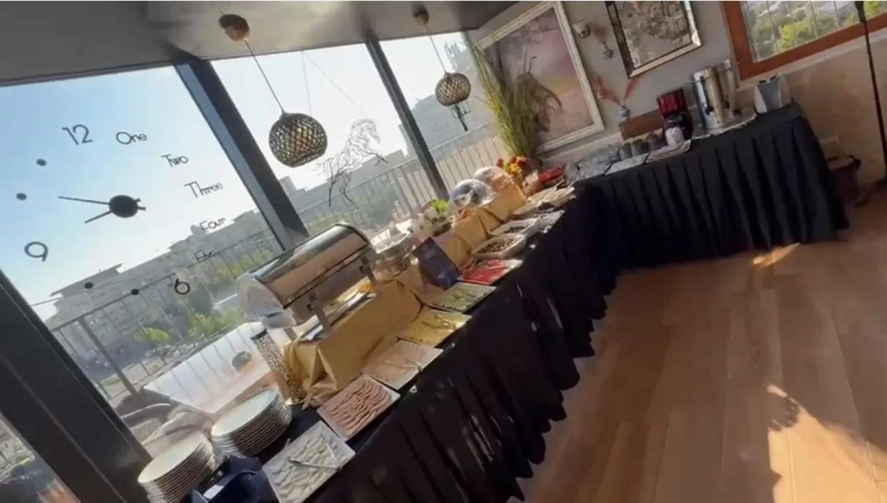 Restaurant/places to eat in Hotel Reina