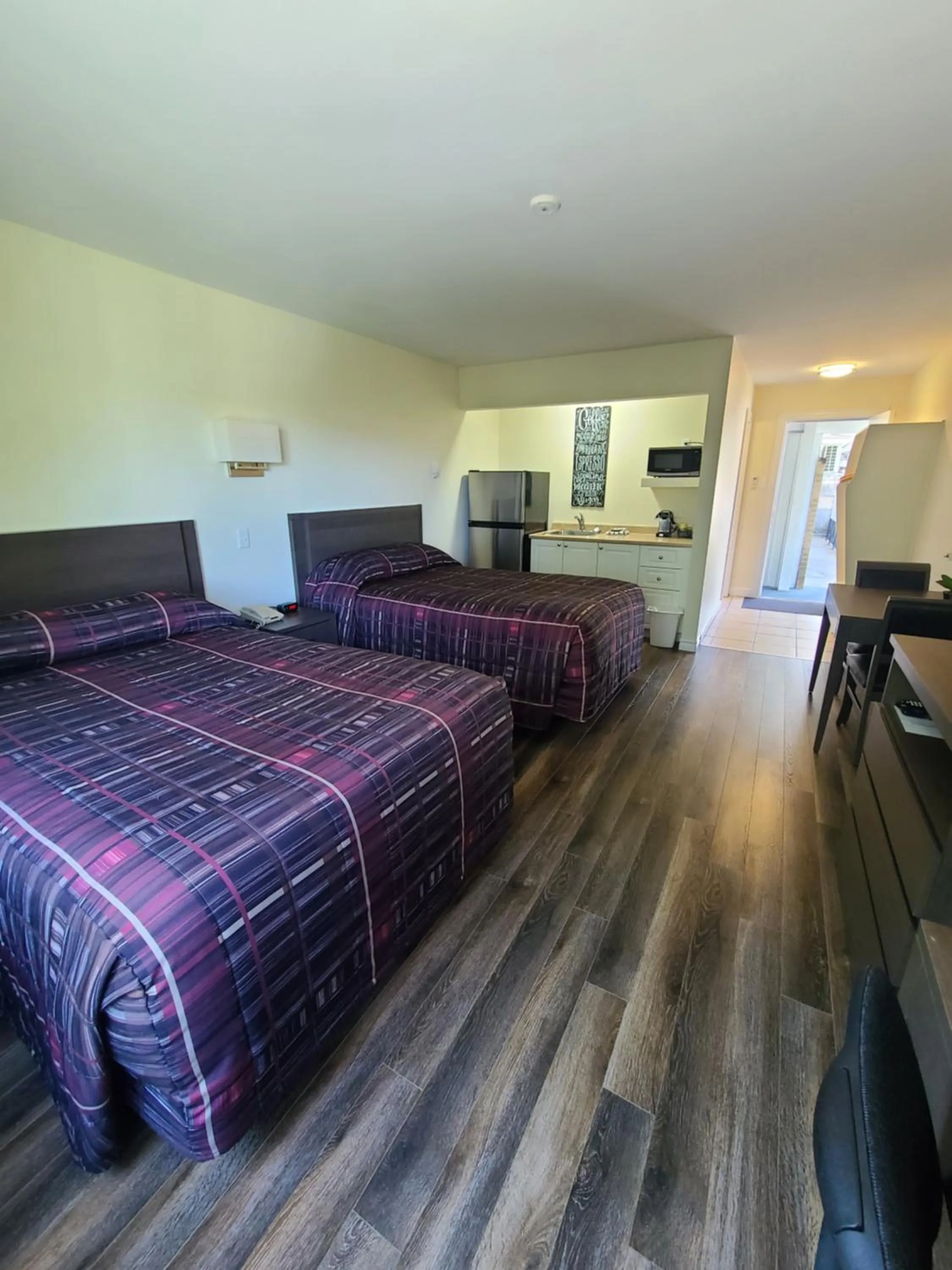 Guests, Bed in Stardust Motel - Bedford