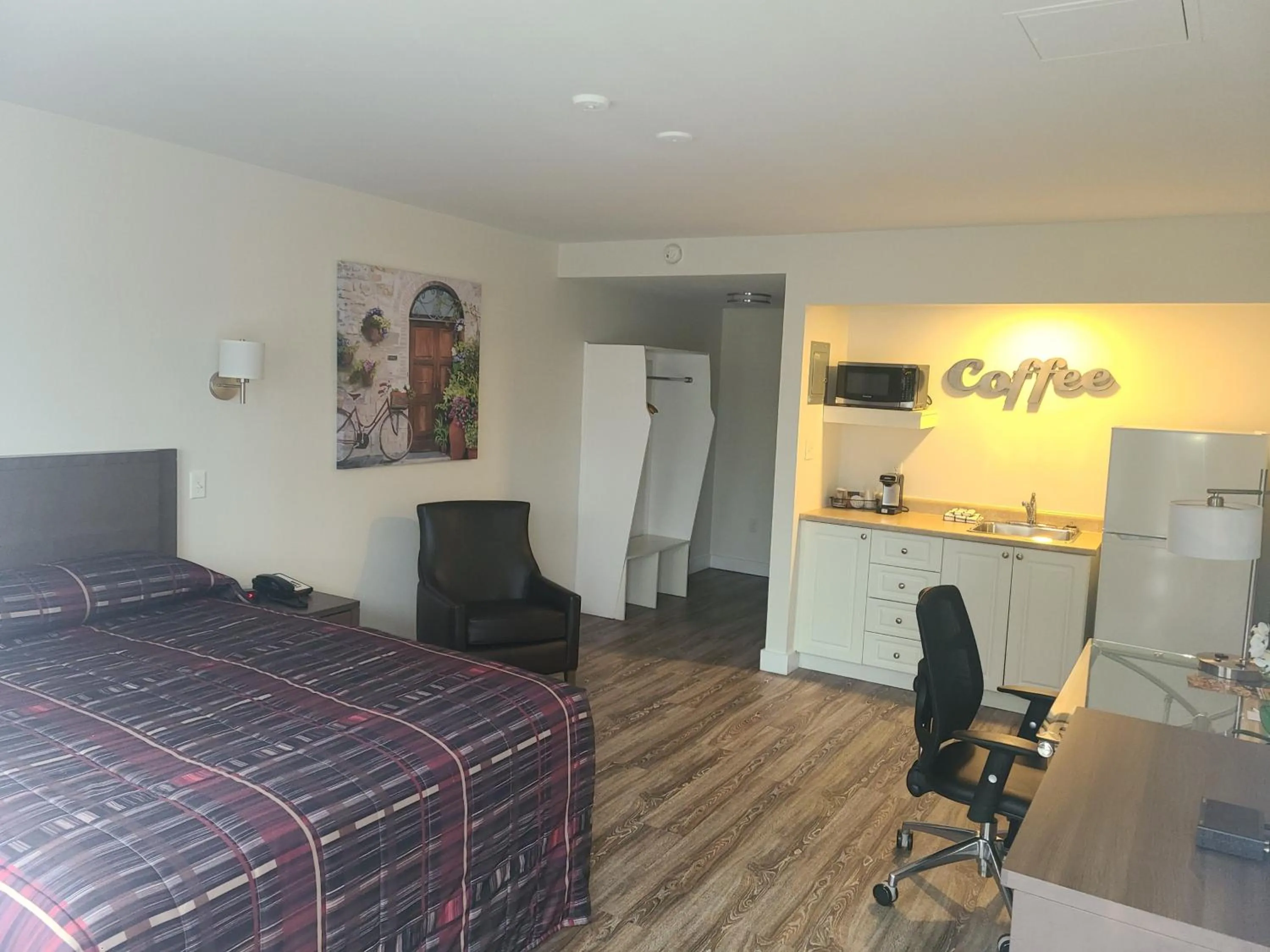 Kitchen or kitchenette, Bed in Stardust Motel - Bedford