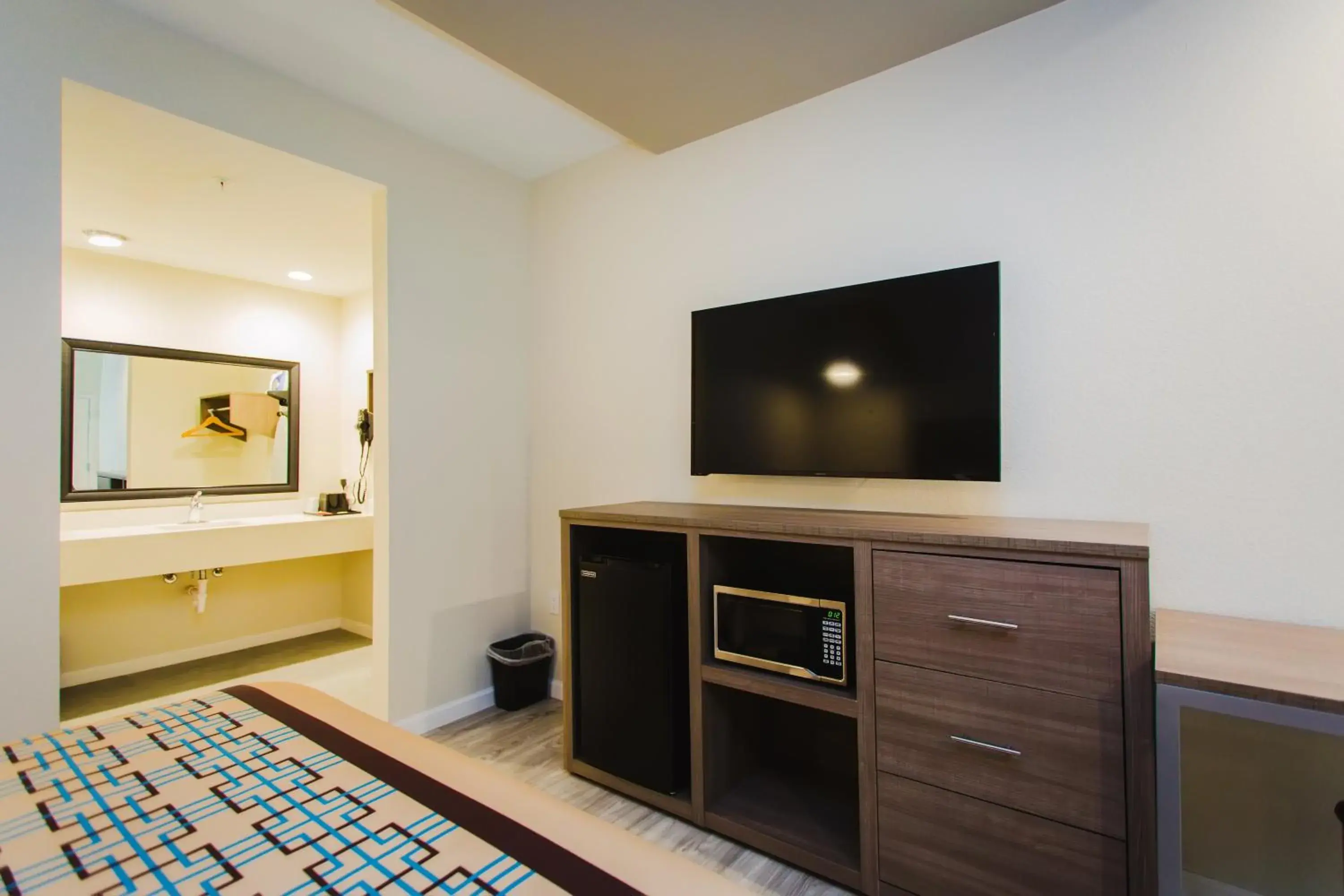 TV/Entertainment Center in Scottish Inn & Suites - Atascocita