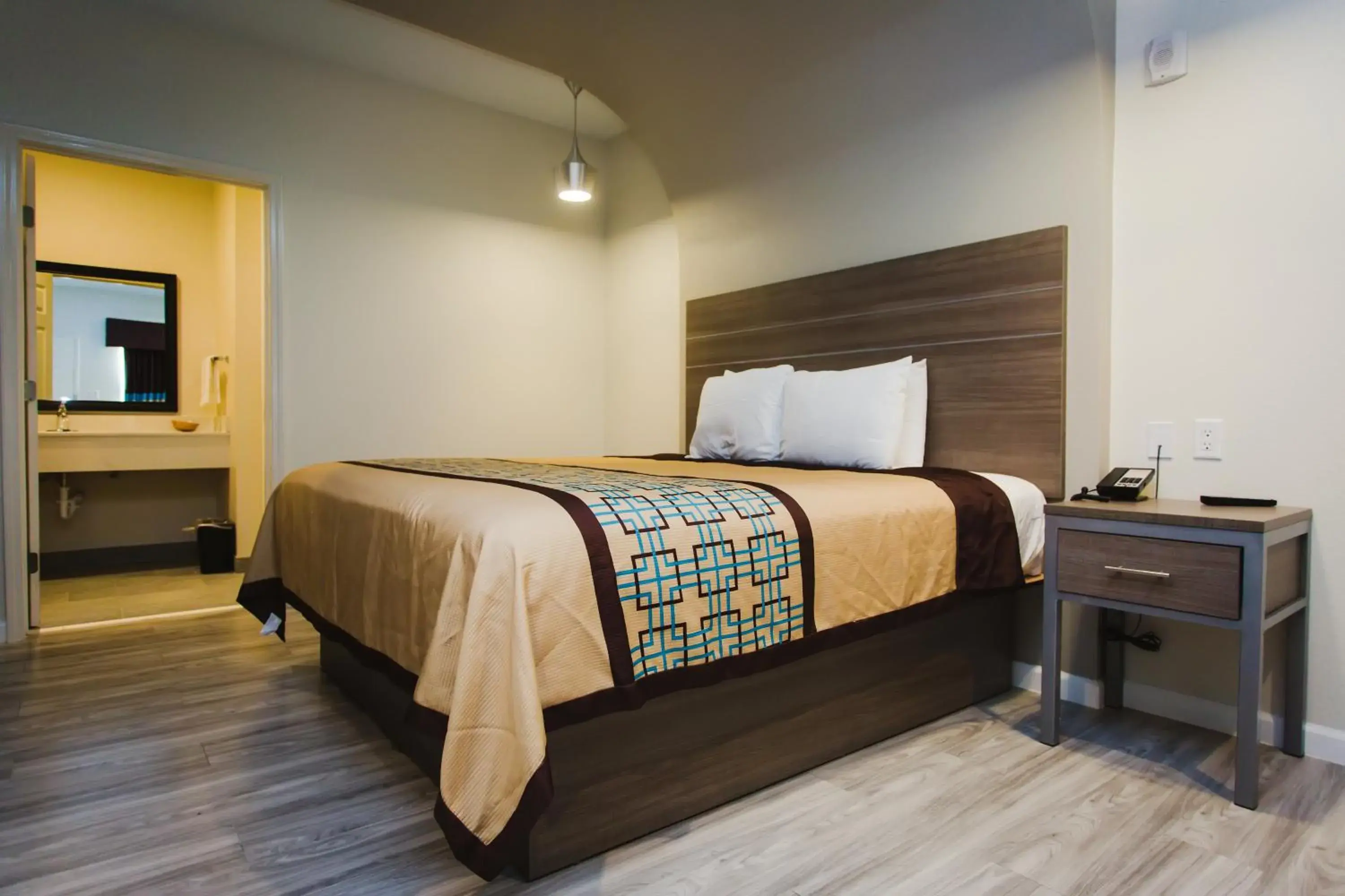 Bed in Scottish Inn & Suites - Atascocita
