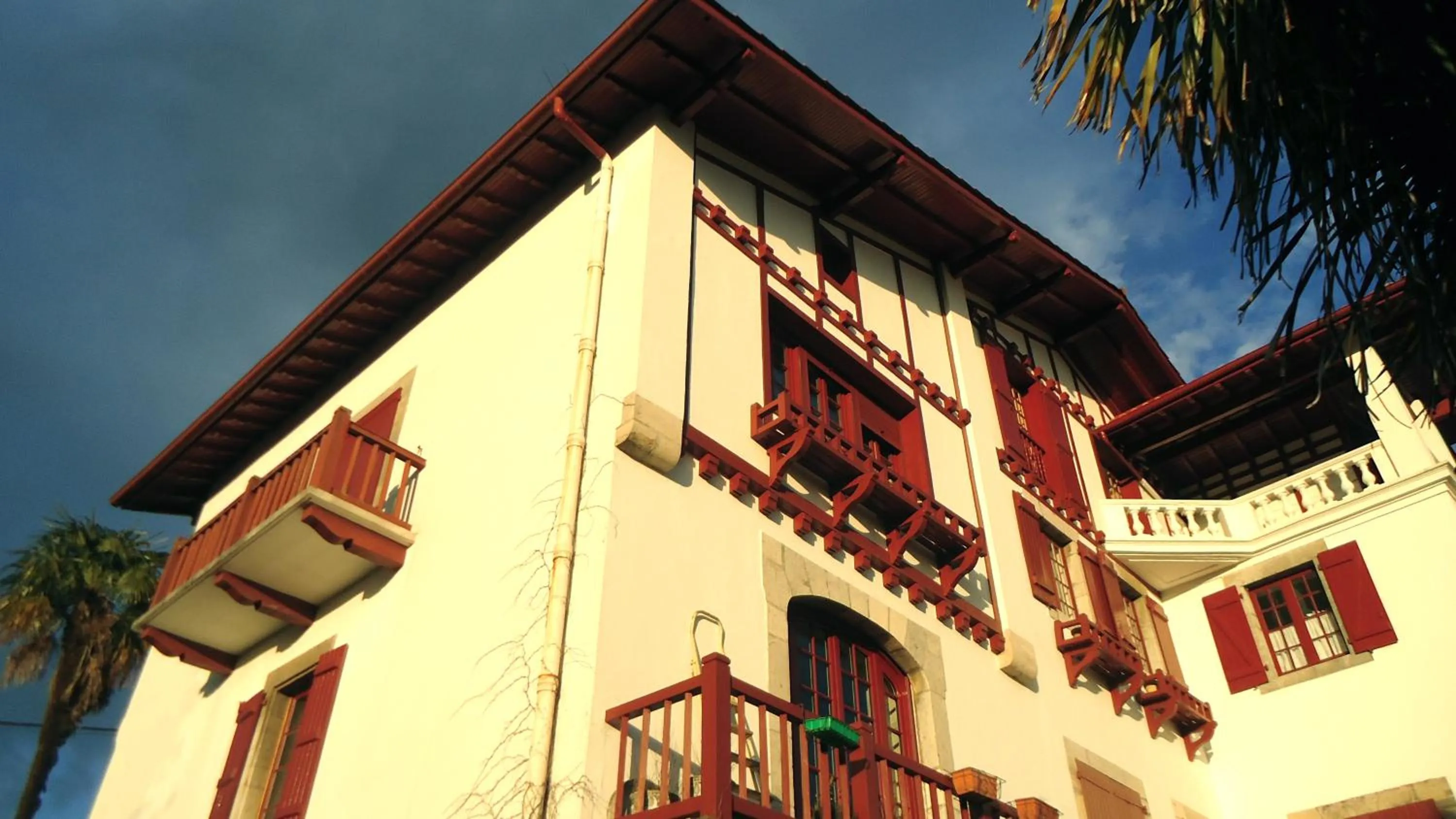 Property building in Erlande Baïta