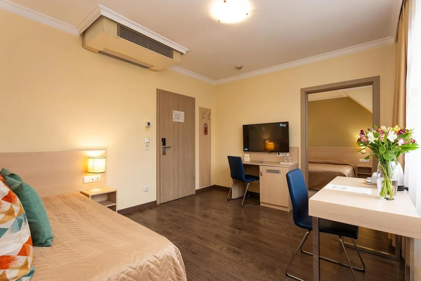 Photo of the whole room, Bed in Geneva Hotel