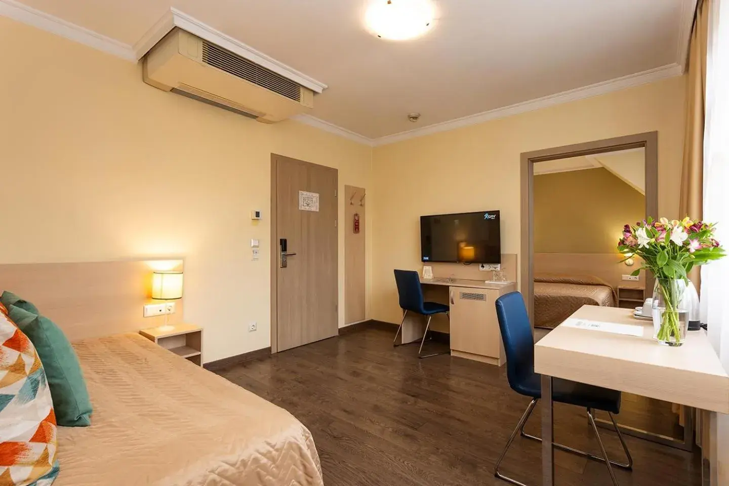 Photo of the whole room, Bed in Geneva Hotel Photo of the whole room, Bed in Geneva Hotel