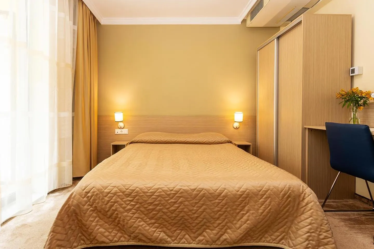 Photo of the whole room, Bed in Geneva Hotel