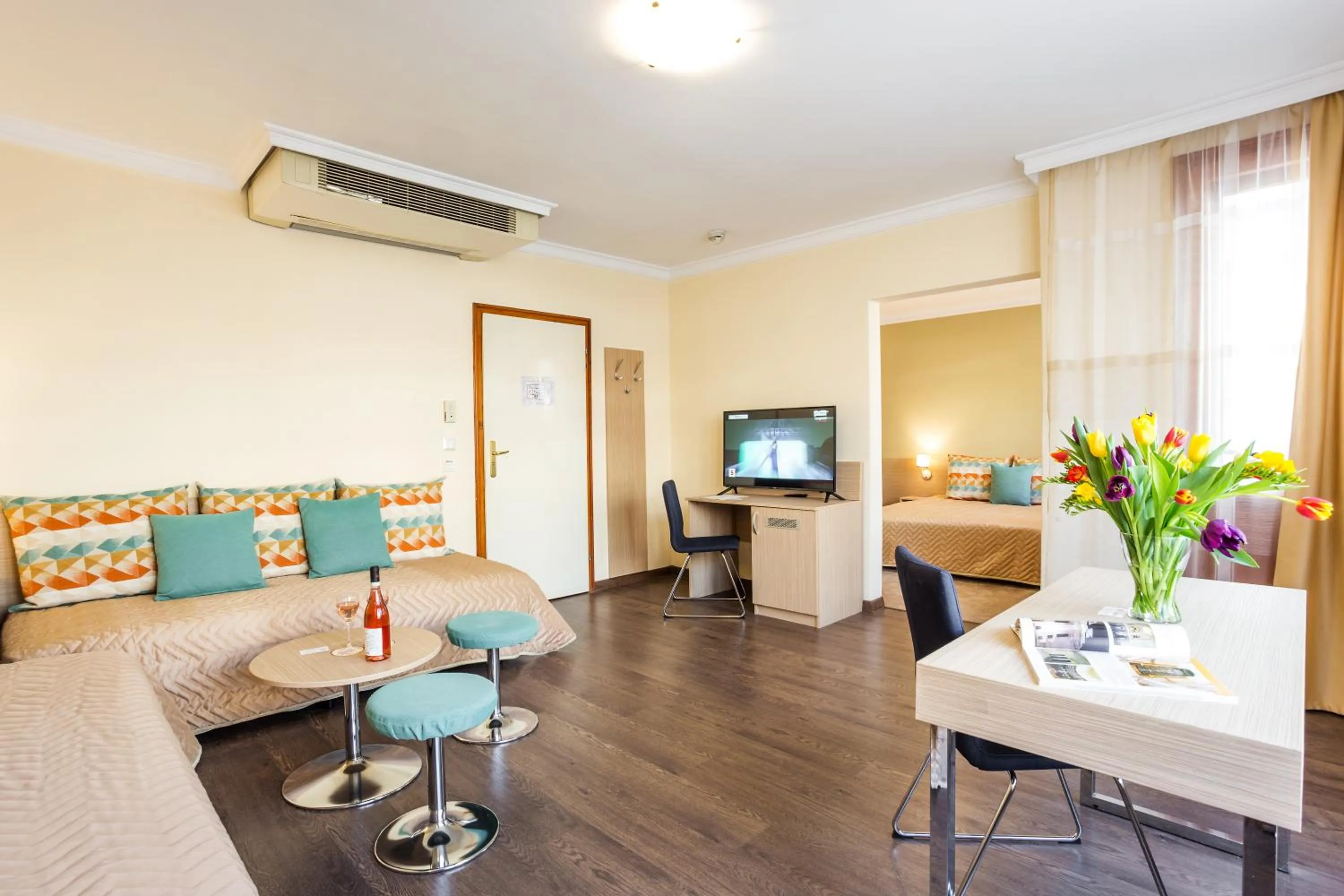 Photo of the whole room in Geneva Hotel