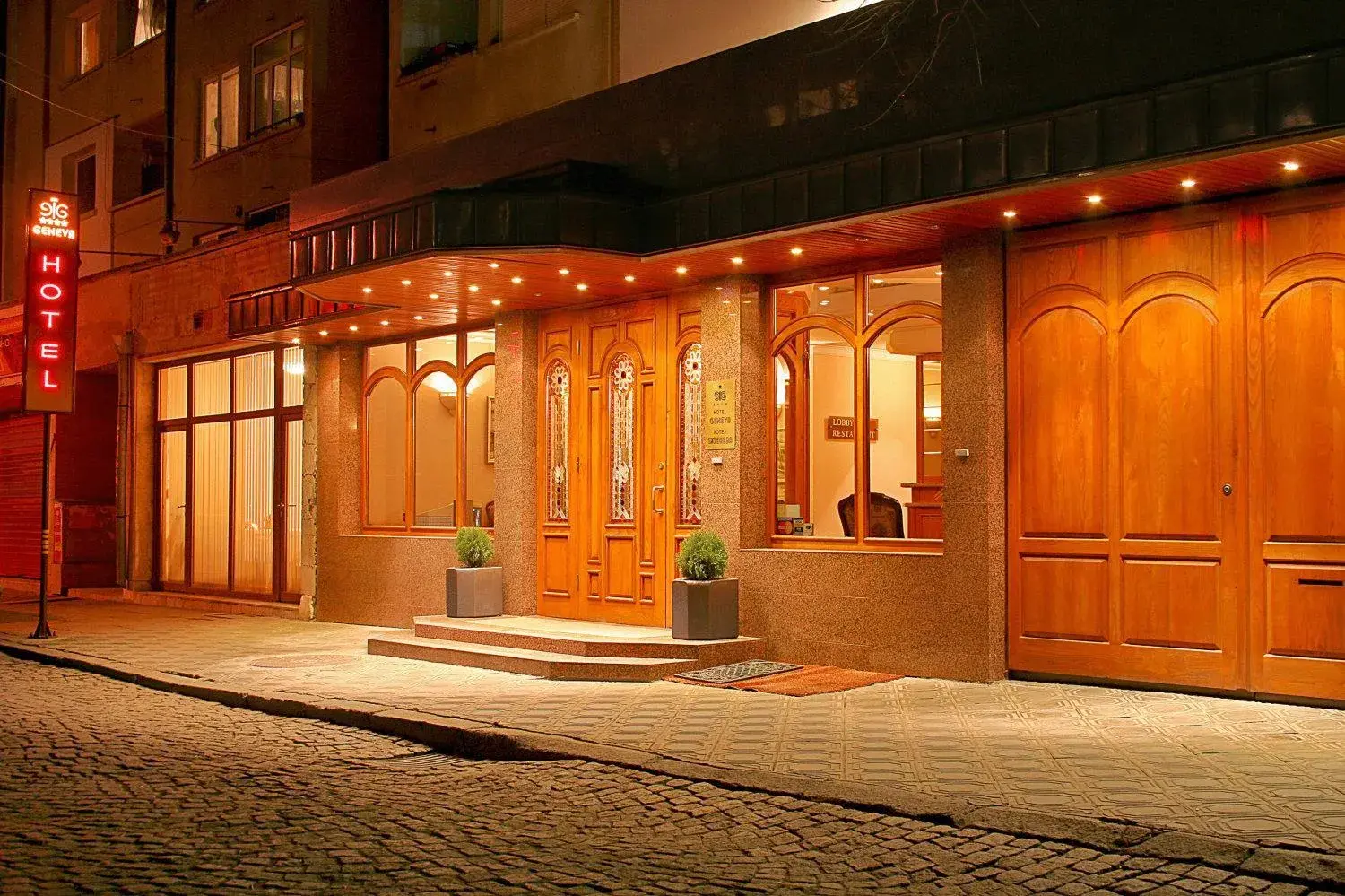 Facade/entrance in Geneva Hotel Facade/entrance in Geneva Hotel