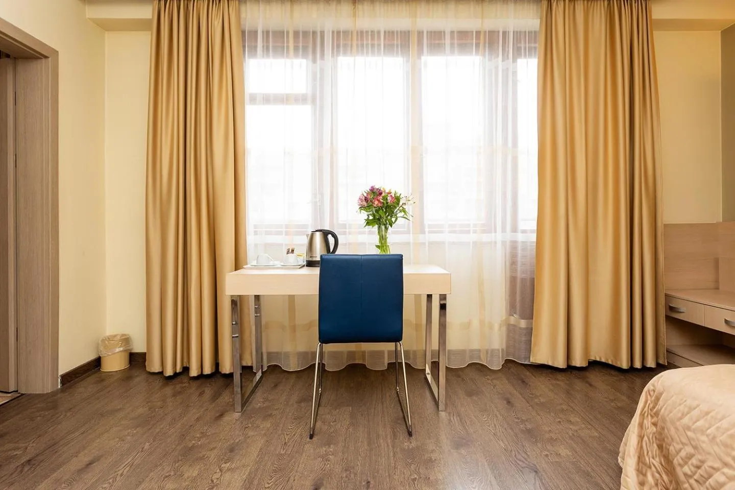 Photo of the whole room in Geneva Hotel