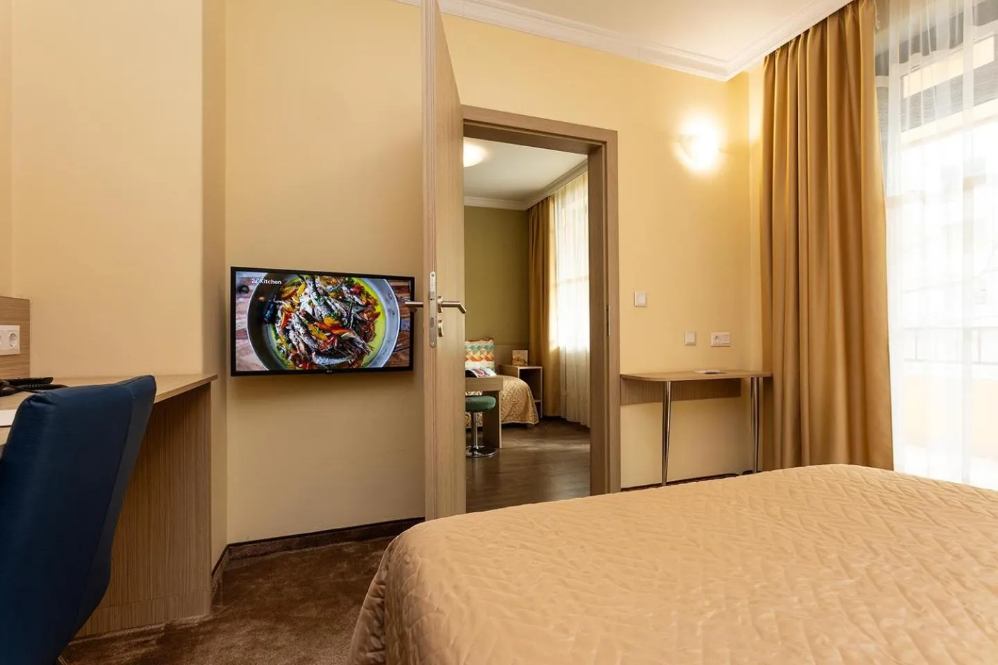 Photo of the whole room, Bed in Geneva Hotel