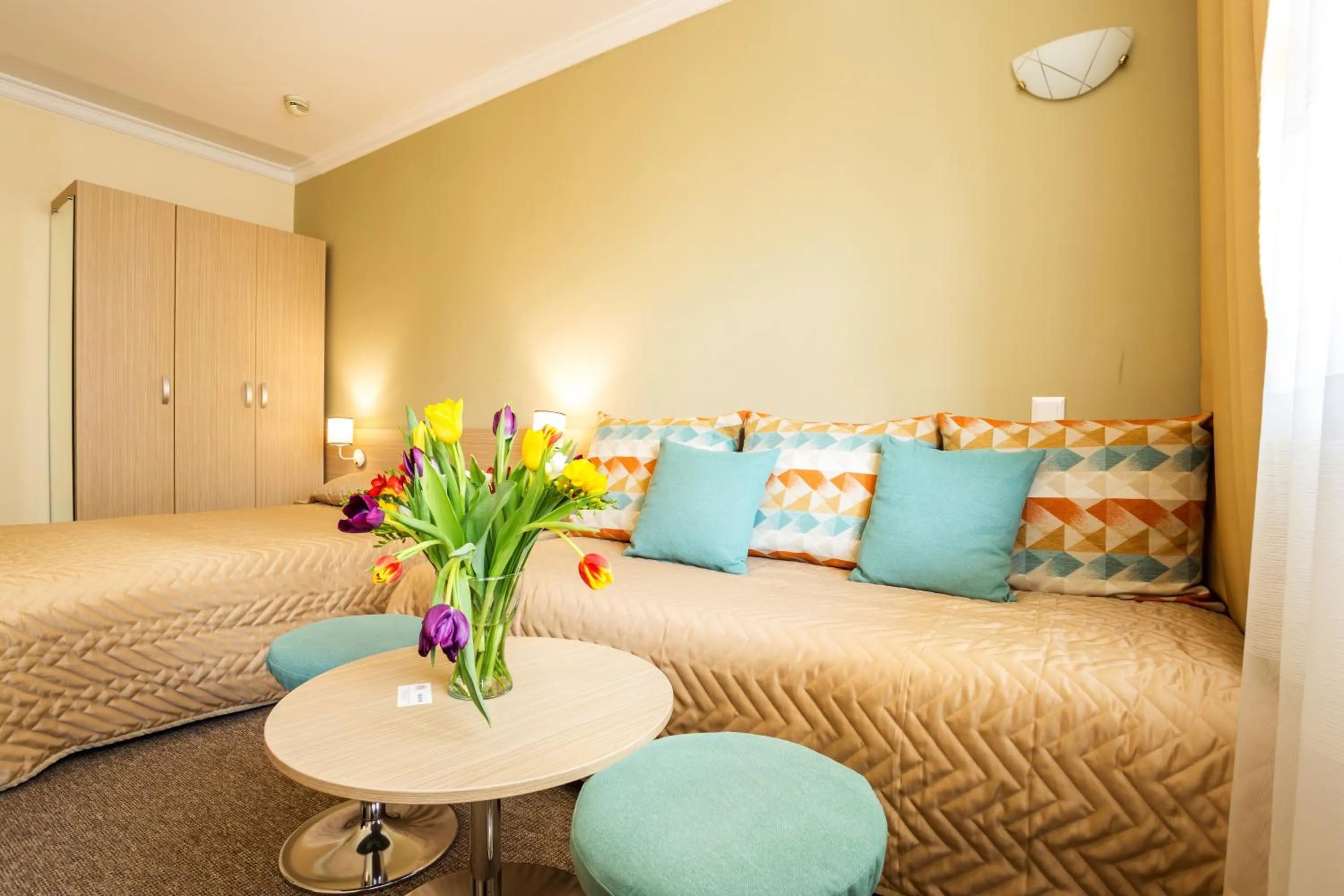 Photo of the whole room, Bed in Geneva Hotel