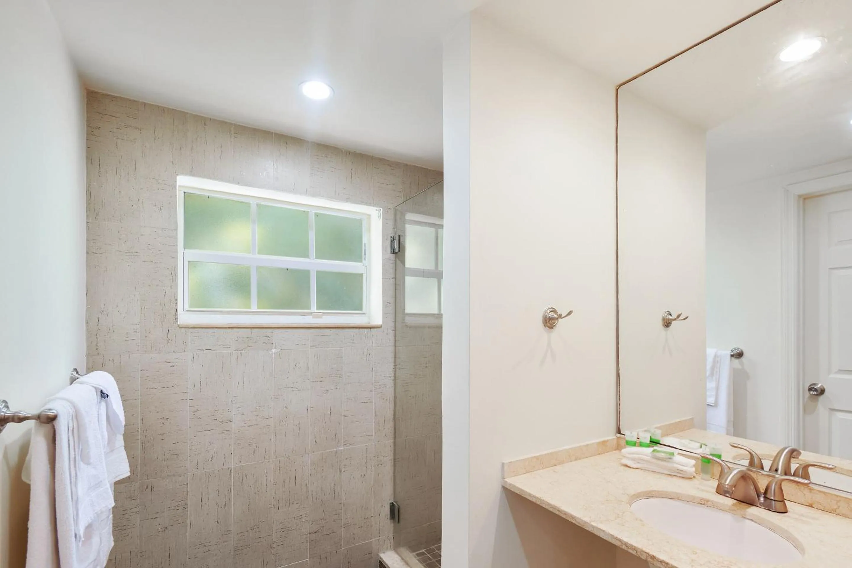 Bathroom in OYO Hotel Coral Gables - Miami Airport