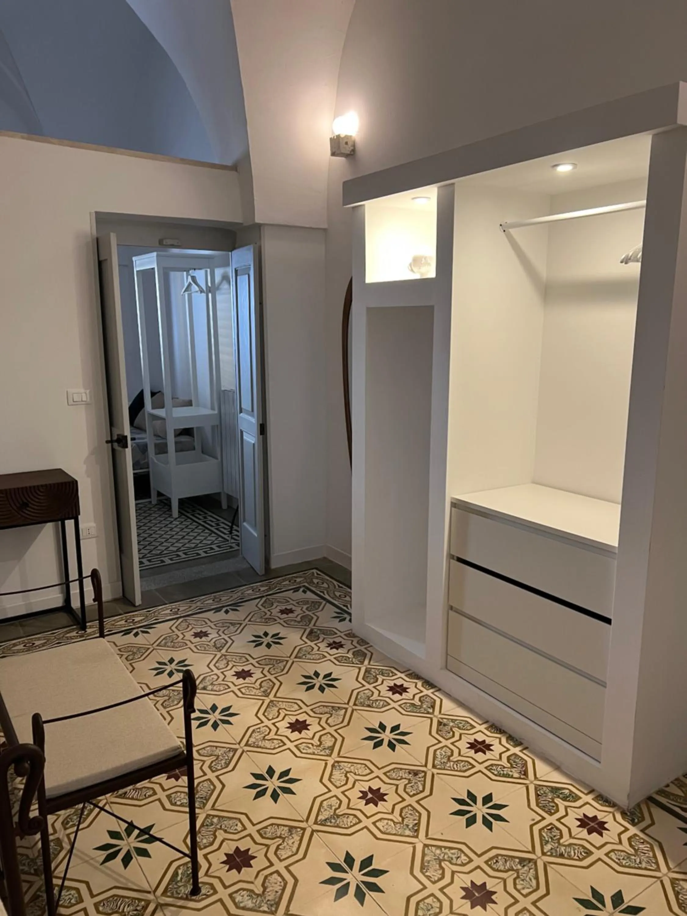 wardrobe in Notos b&b