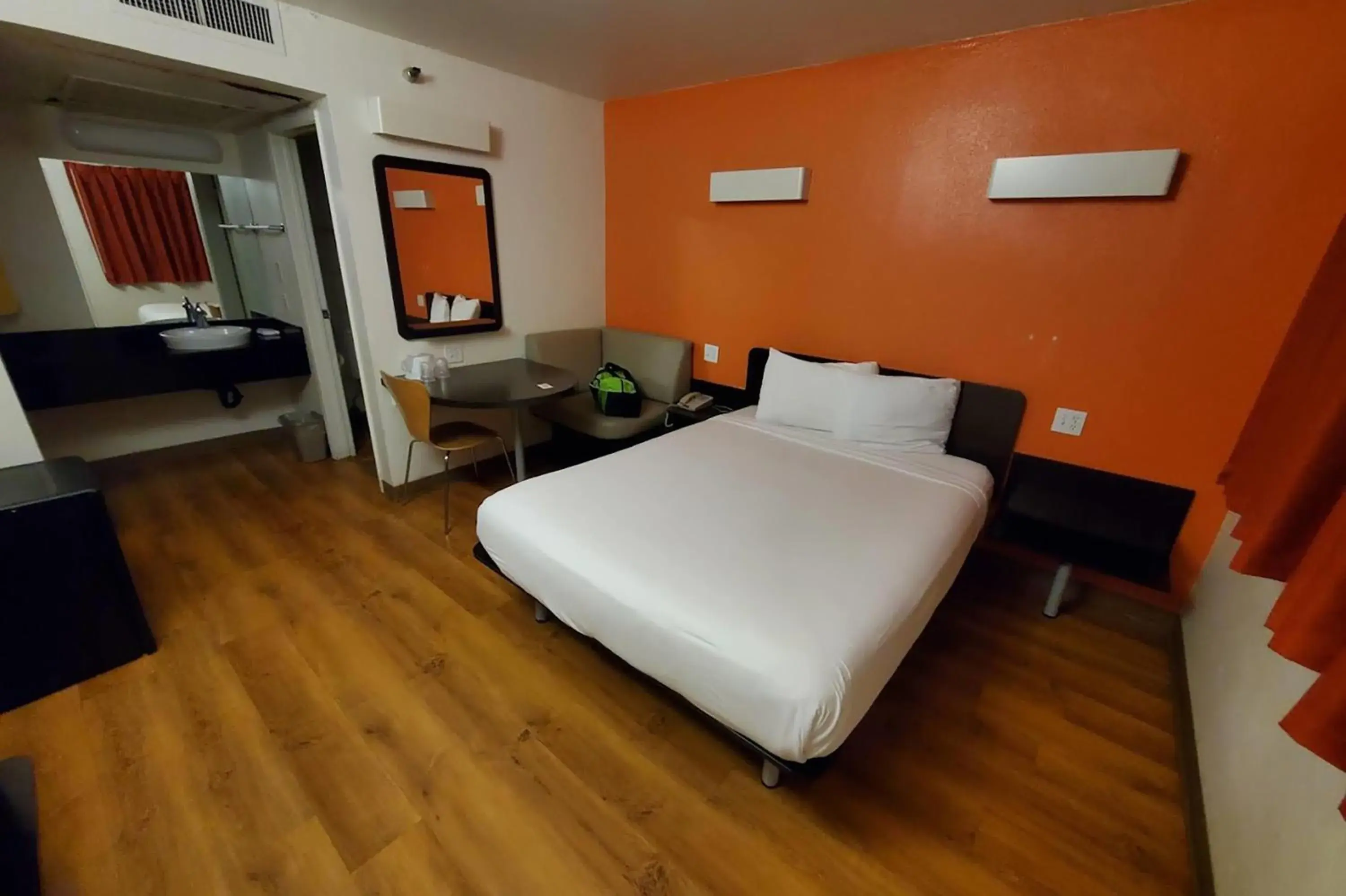 Photo of the whole room, Bed in Super 8 by Wyndham Petaluma Photo of the whole room, Bed in Super 8 by Wyndham Petaluma