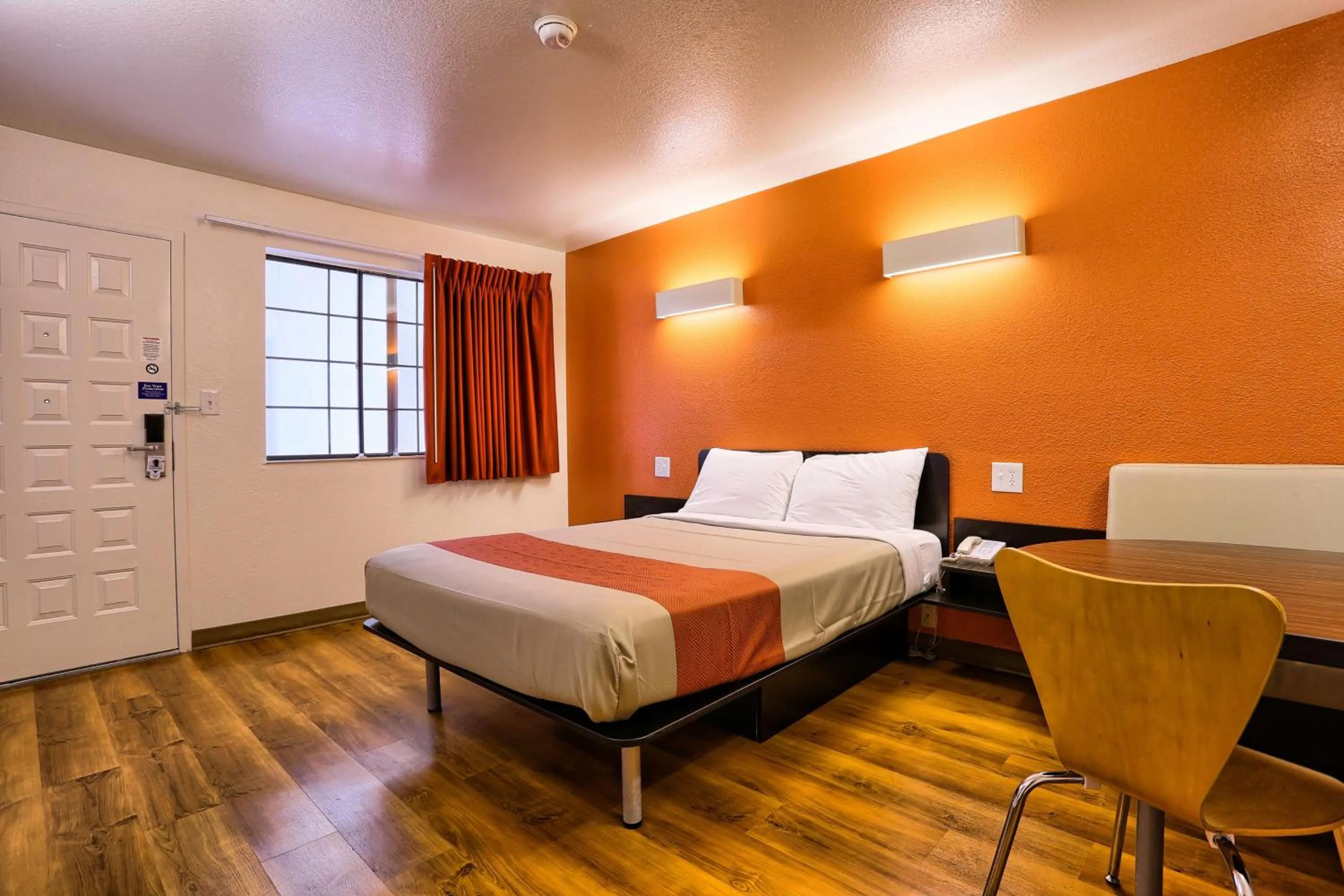 Photo of the whole room, Bed in Super 8 by Wyndham Petaluma