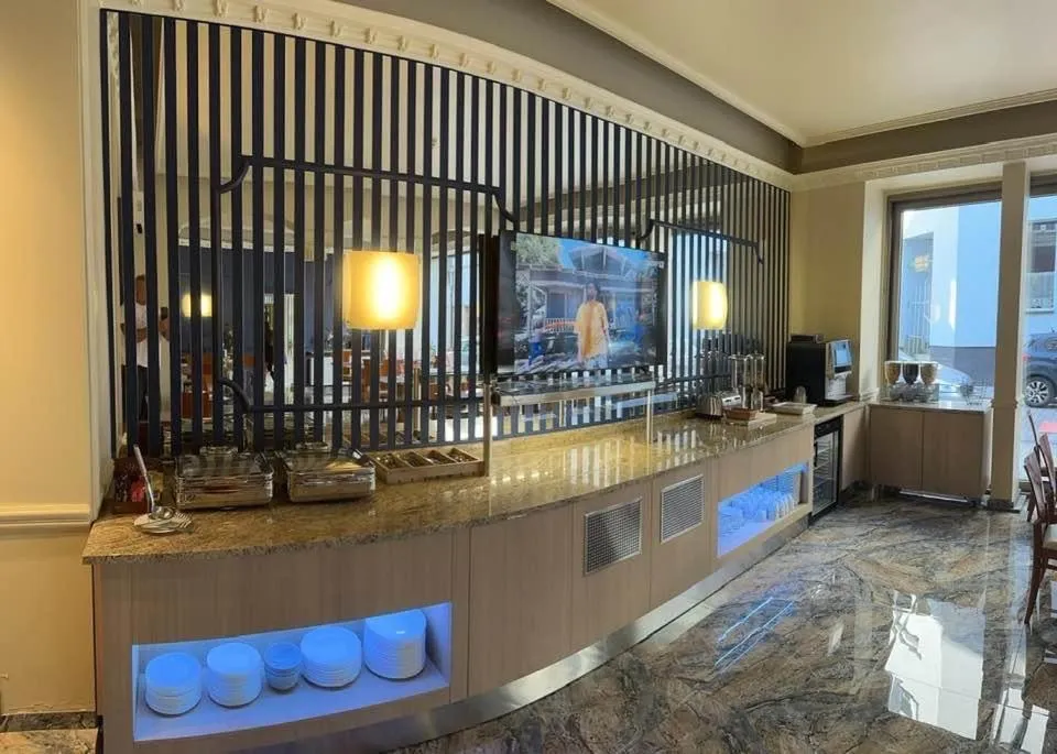 Restaurant/places to eat in Hotel Royal