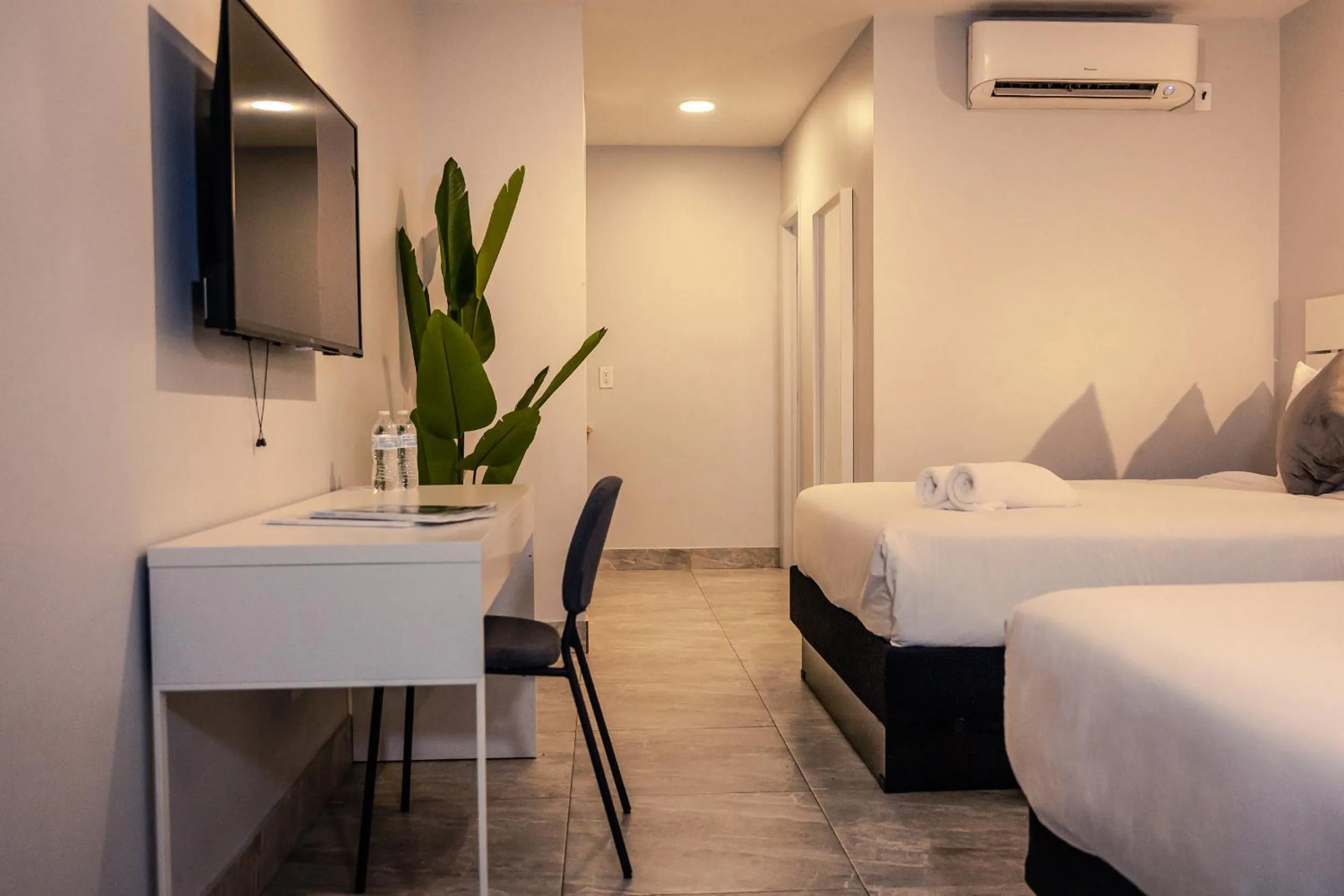 Photo of the whole room, Bed in Up Midtown