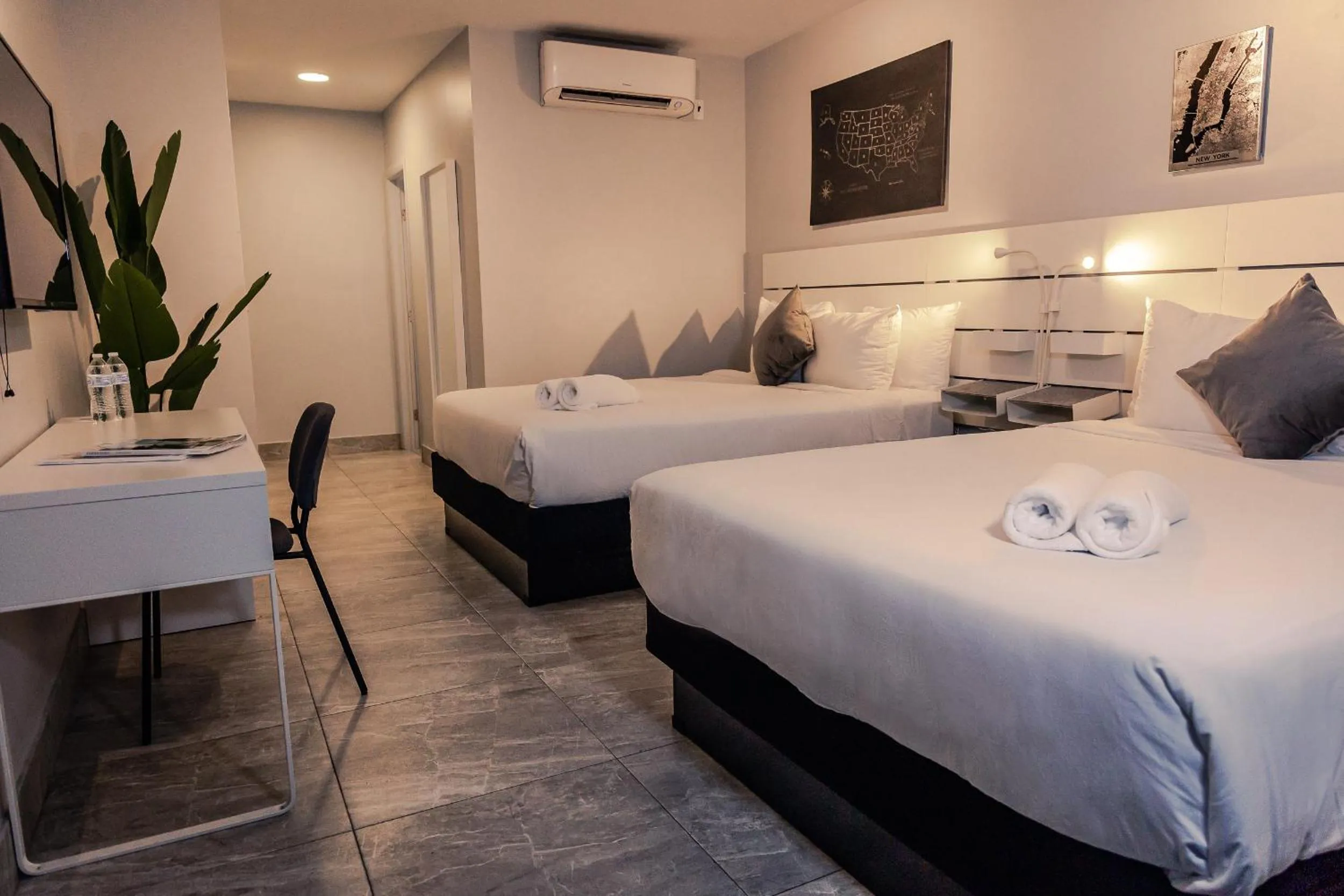 Photo of the whole room, Bed in Up Midtown