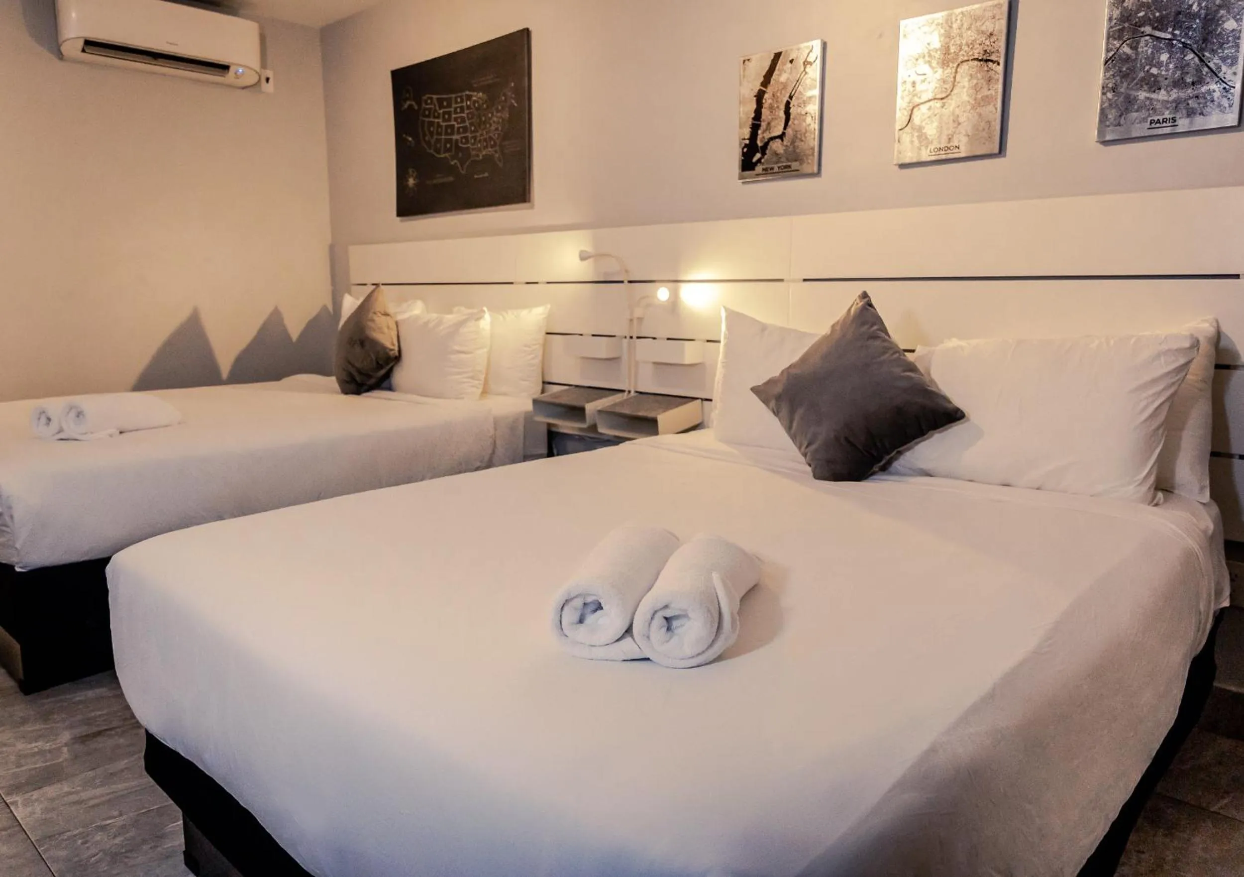 Photo of the whole room, Bed in Up Midtown