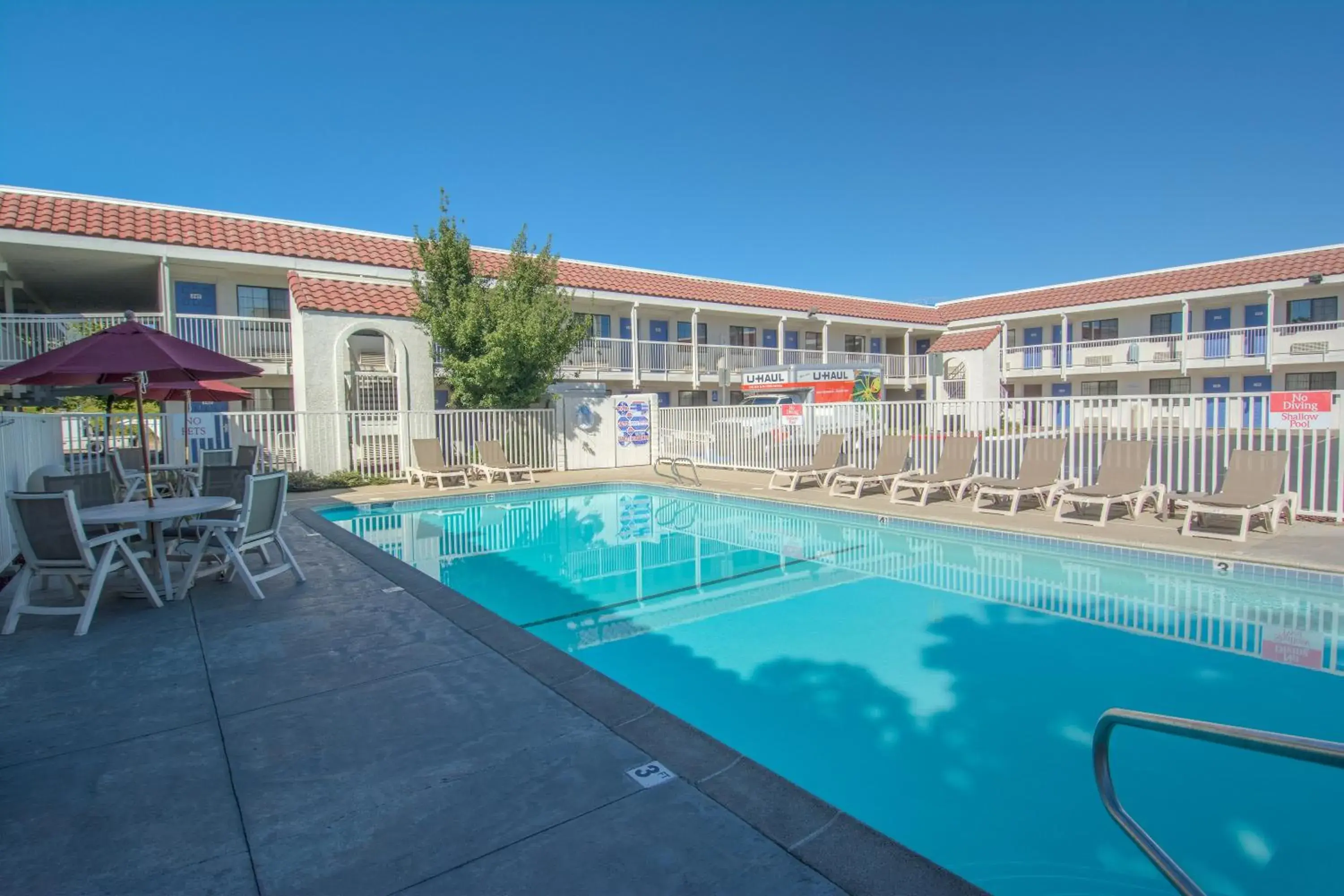 Swimming pool in Motel 6-Redding, CA - South Swimming pool in Motel 6-Redding, CA - South