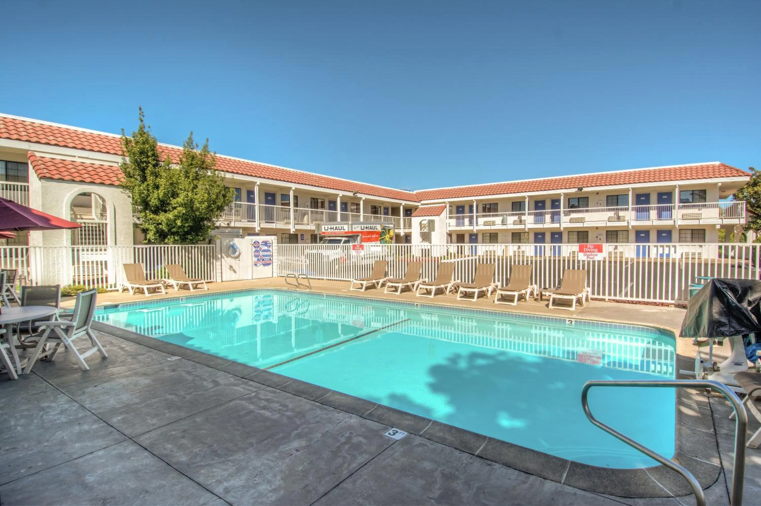 Swimming pool in Motel 6-Redding, CA - South