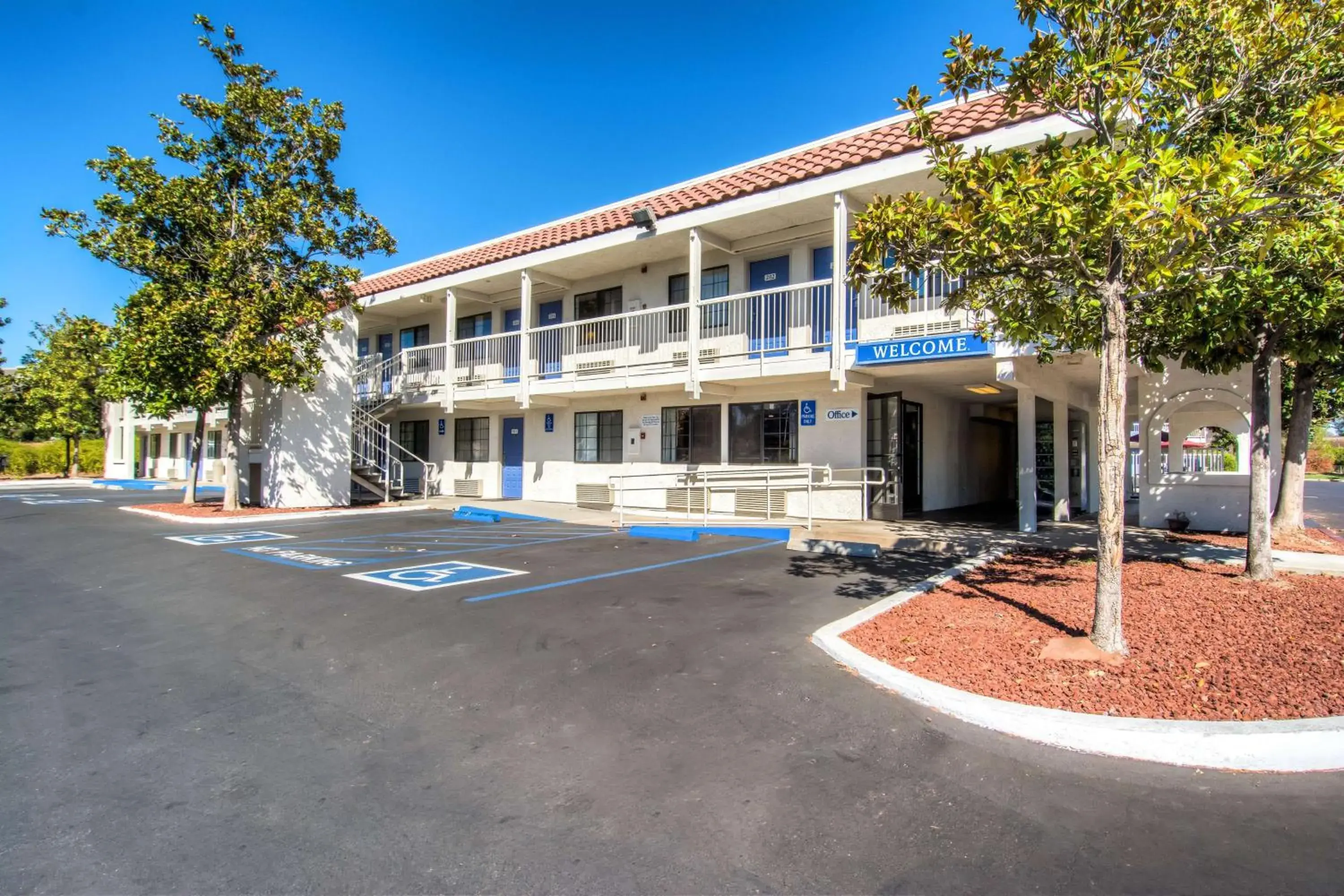 Property building in Motel 6-Redding, CA - South Property building in Motel 6-Redding, CA - South