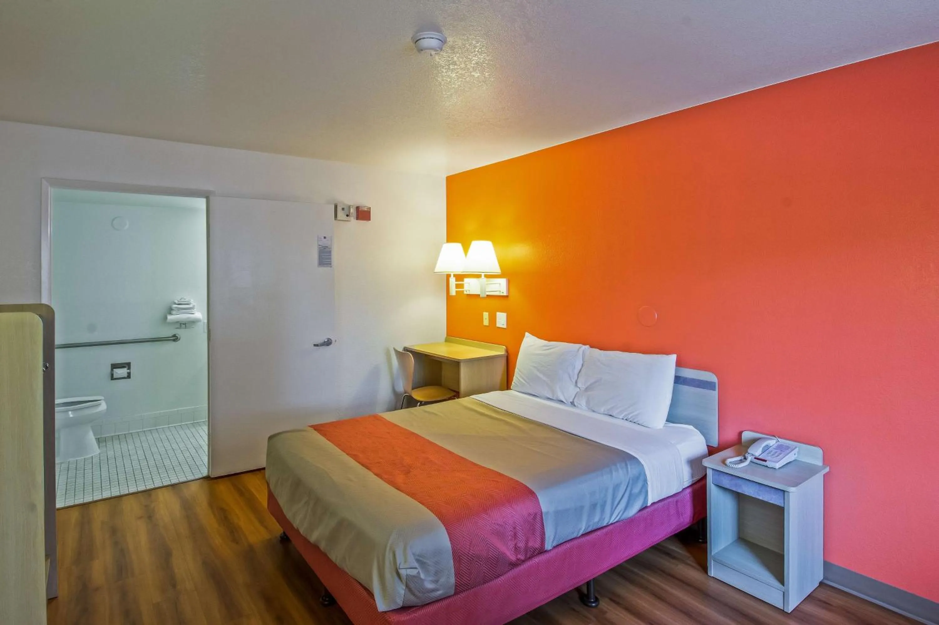 Bedroom, Bed in Motel 6-Redding, CA - South