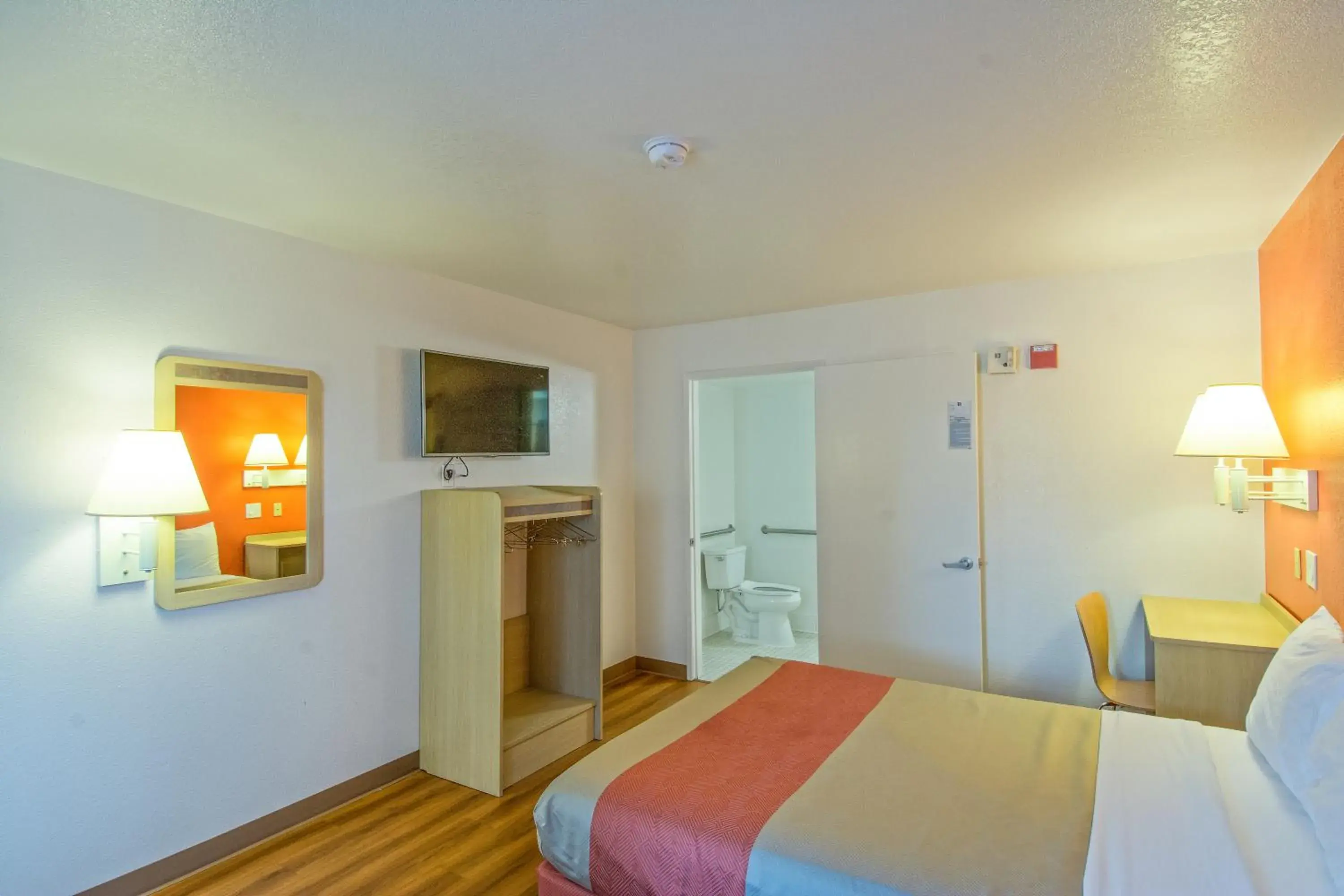 Bedroom, Bed in Motel 6-Redding, CA - South Bedroom, Bed in Motel 6-Redding, CA - South