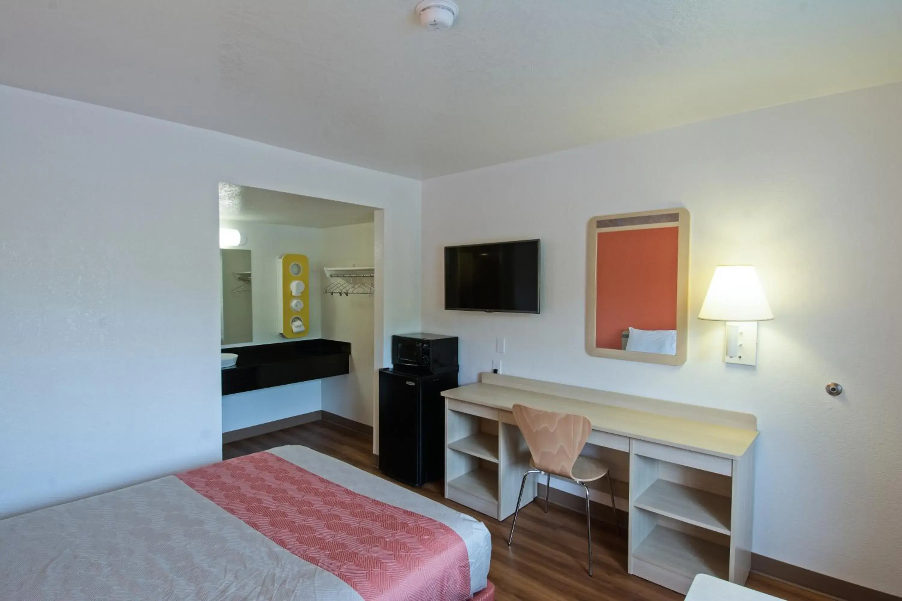 Bedroom, Bed in Motel 6-Redding, CA - South Bedroom, Bed in Motel 6-Redding, CA - South