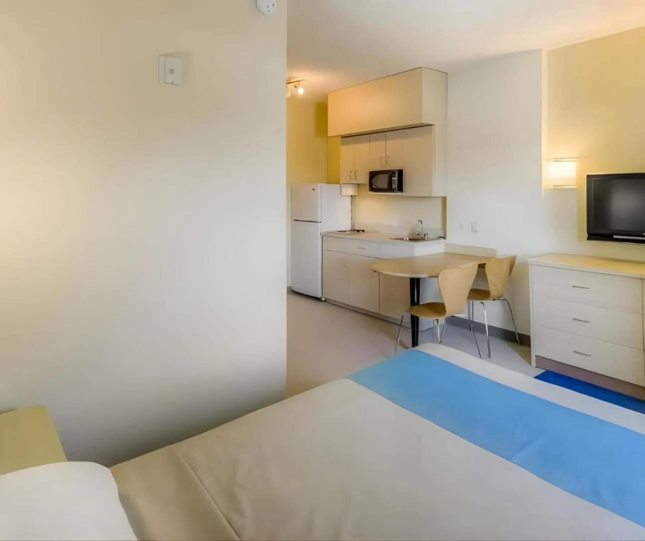 Kitchen or kitchenette, Bed in Super 8 by Wyndham Estevan