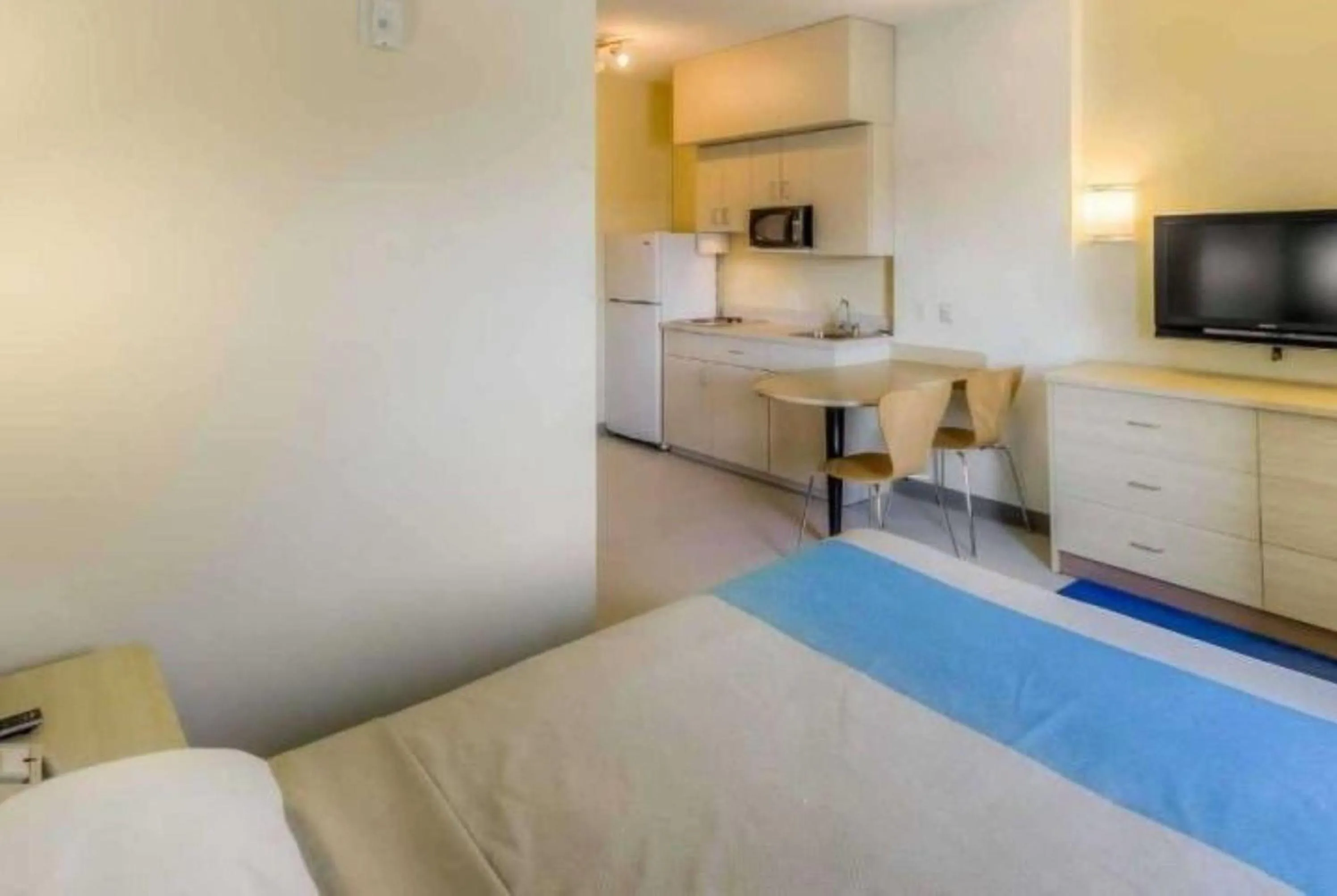 Bedroom, Bed in Super 8 by Wyndham Estevan