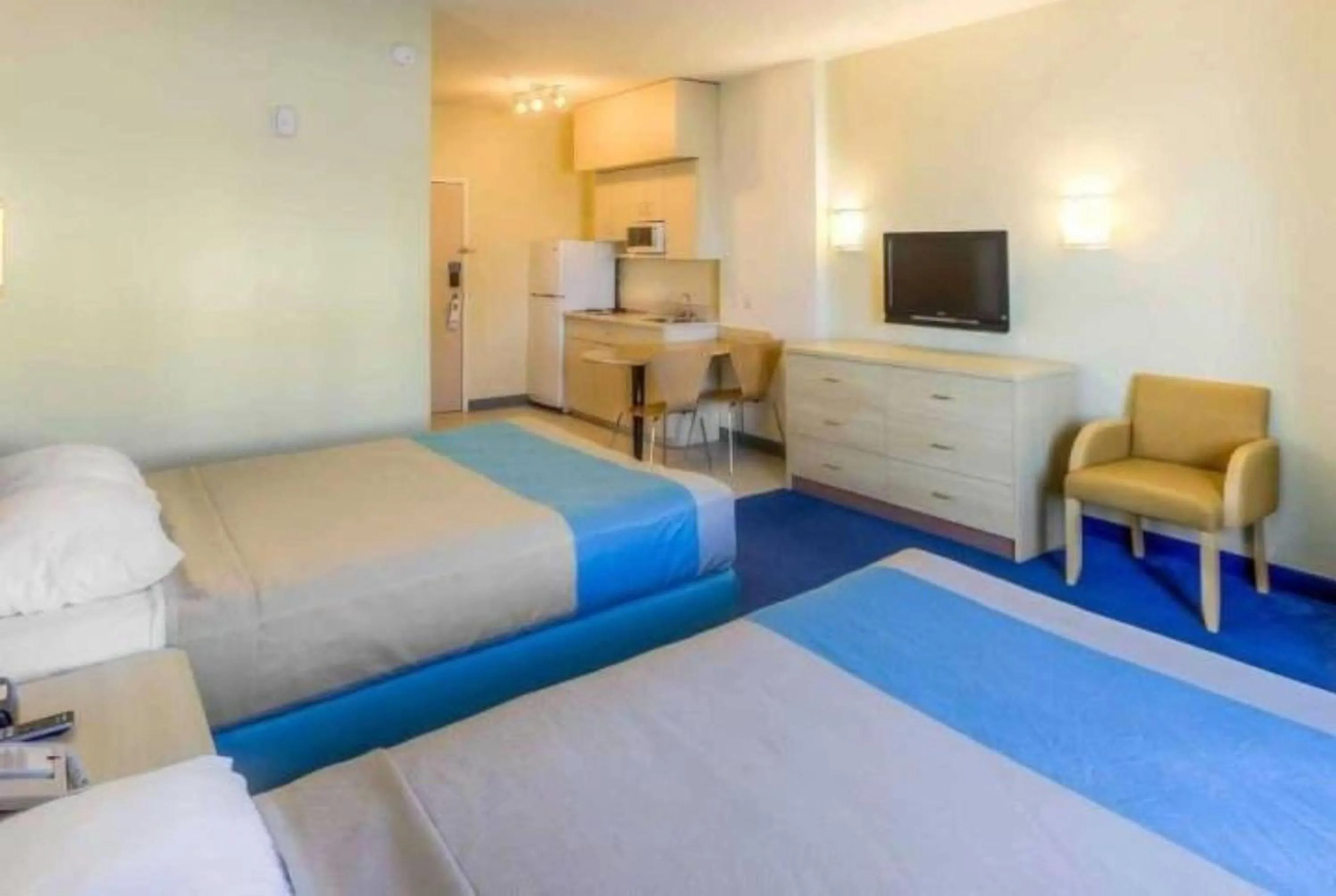 Bedroom, Bed in Super 8 by Wyndham Estevan