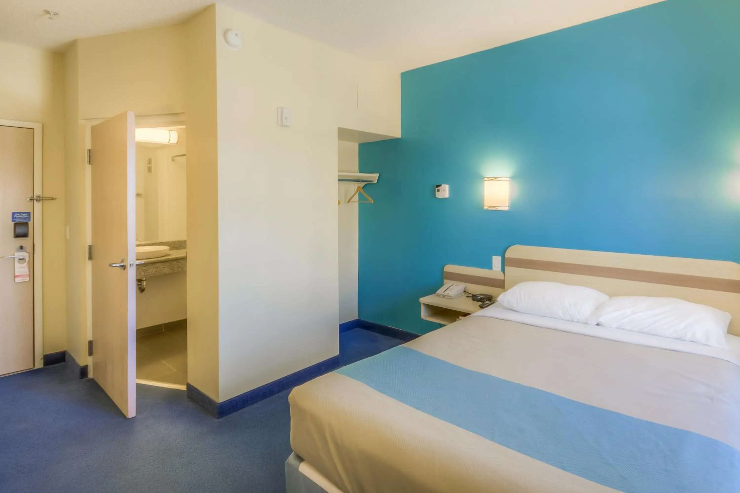 Bedroom, Bed in Aurora Inn Estevan Bedroom, Bed in Aurora Inn Estevan