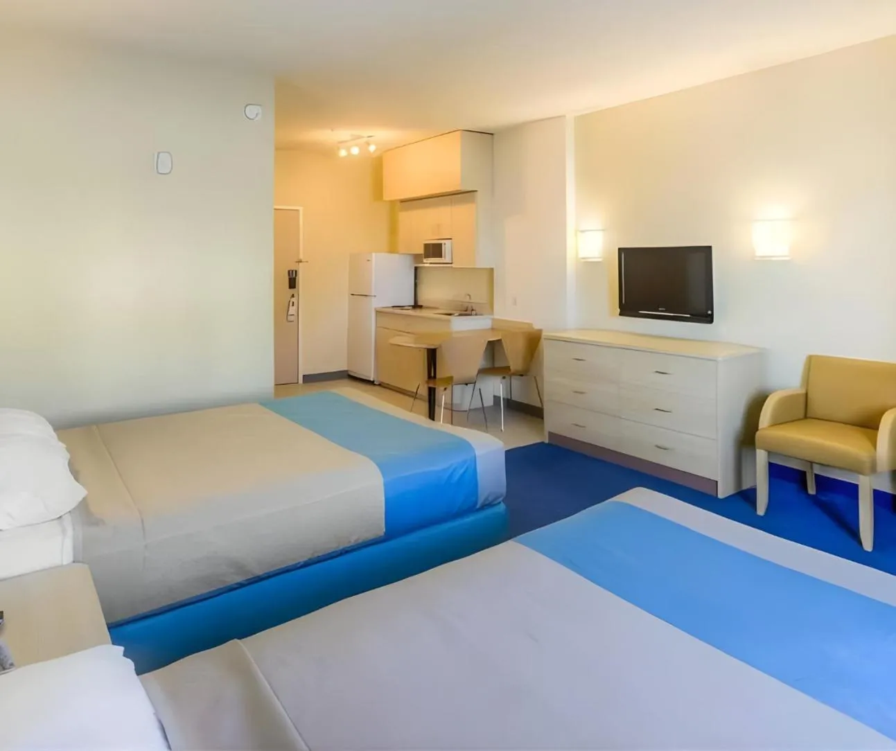 kitchen, Bed in Super 8 by Wyndham Estevan