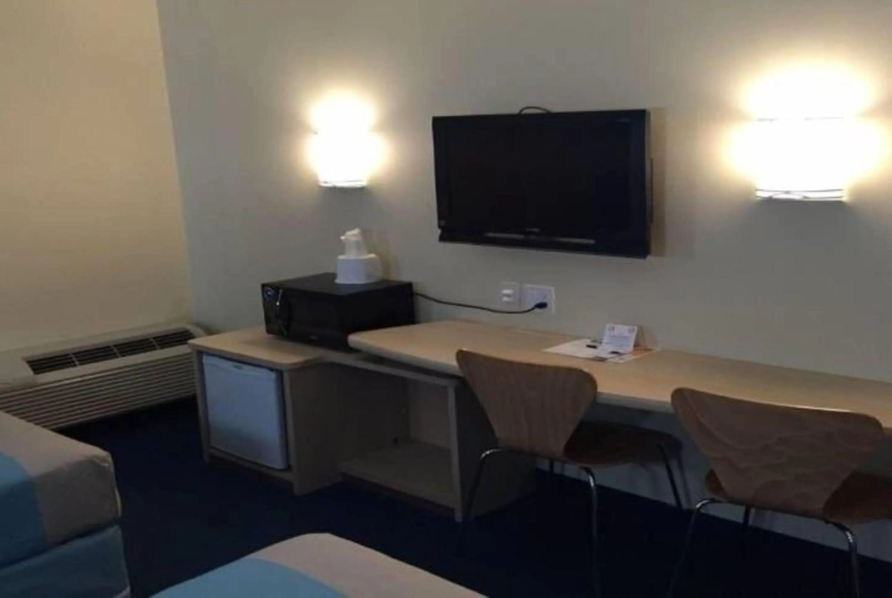 Photo of the whole room in Super 8 by Wyndham Estevan