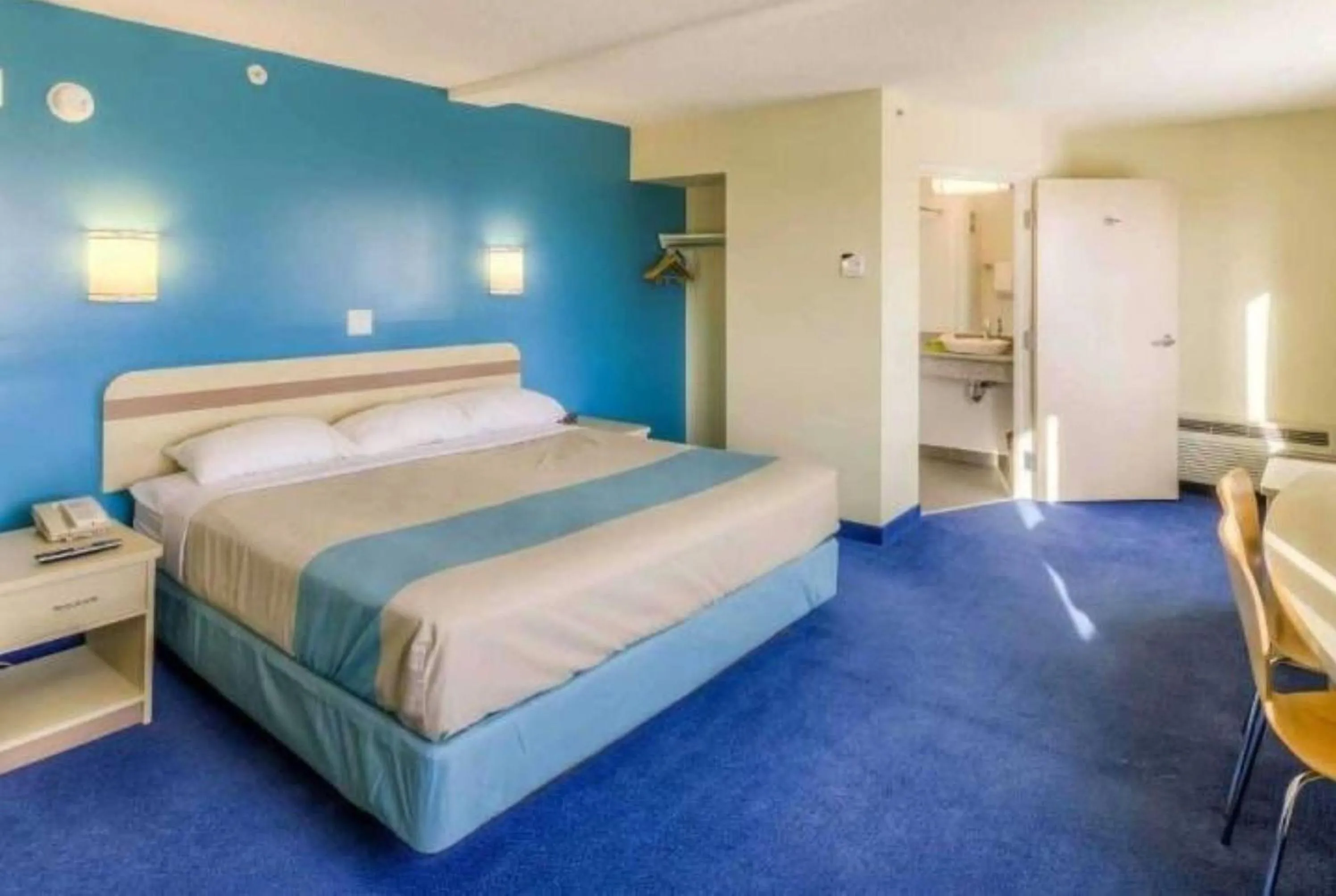 Bedroom, Bed in Super 8 by Wyndham Estevan