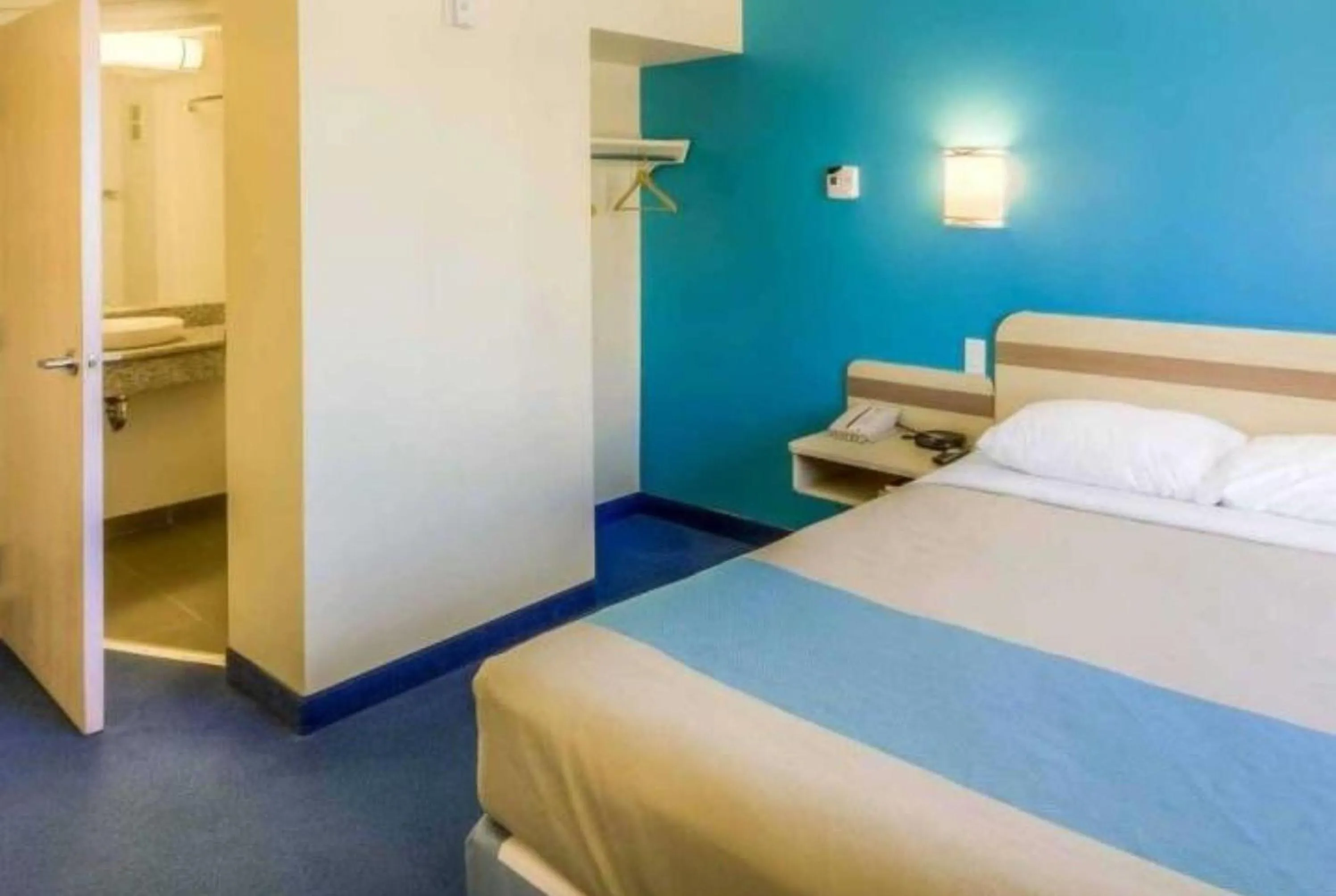 Bedroom, Bed in Super 8 by Wyndham Estevan