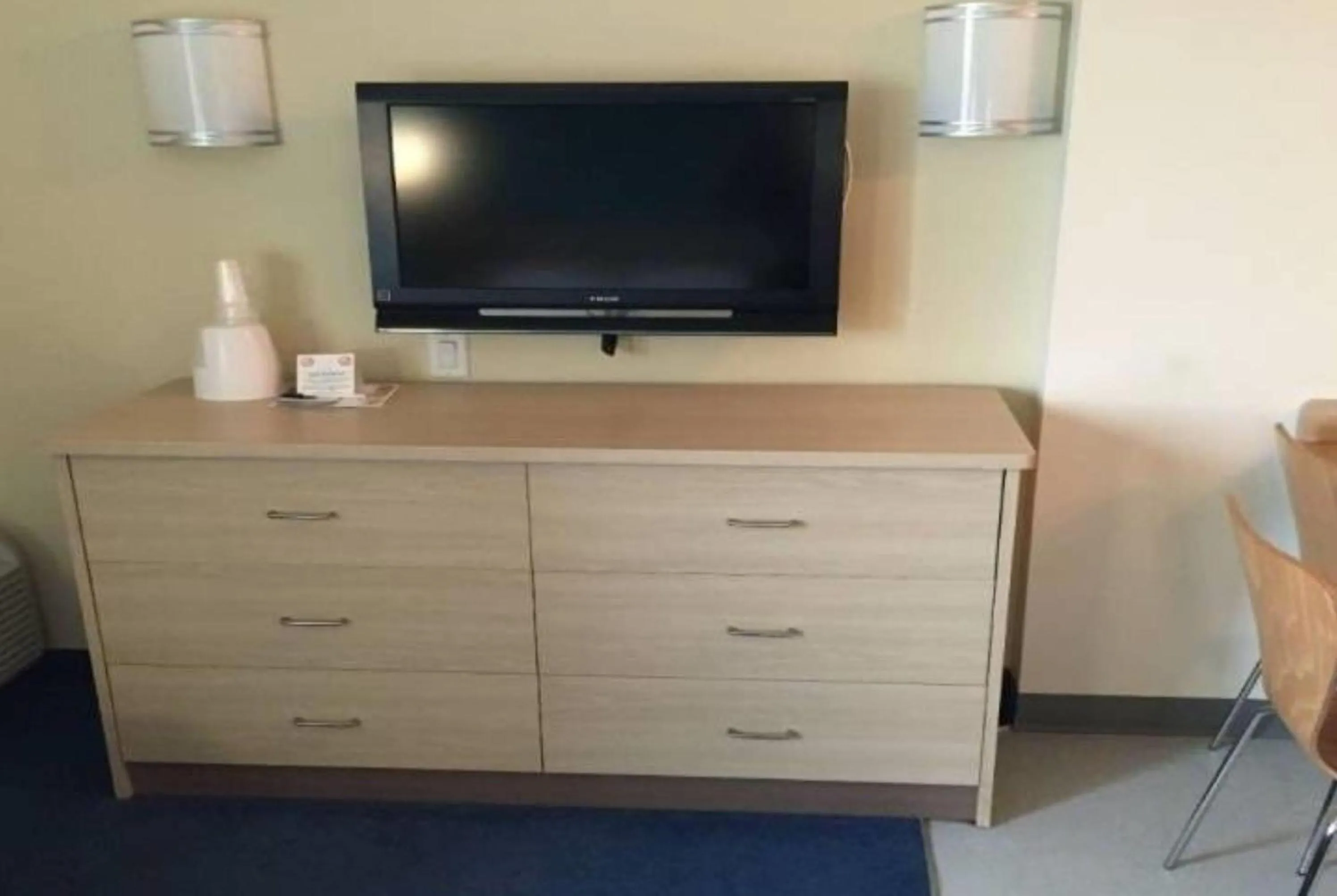Photo of the whole room in Super 8 by Wyndham Estevan