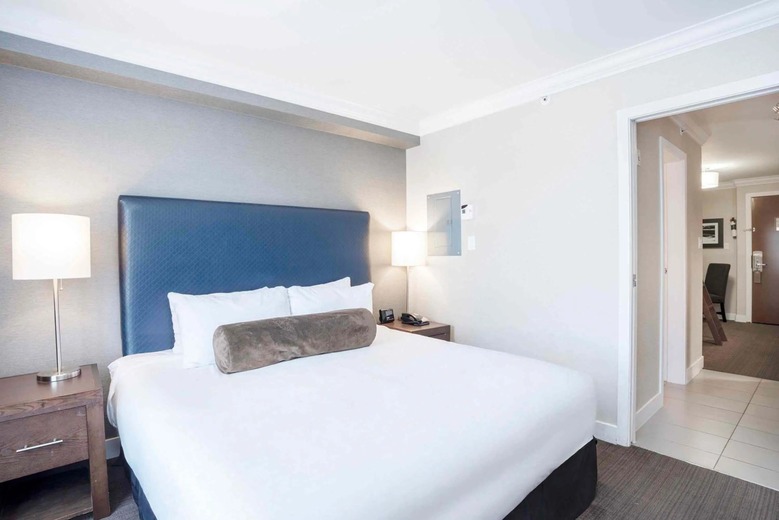 Photo of the whole room, Bed in Sandman Signature Prince George Hotel