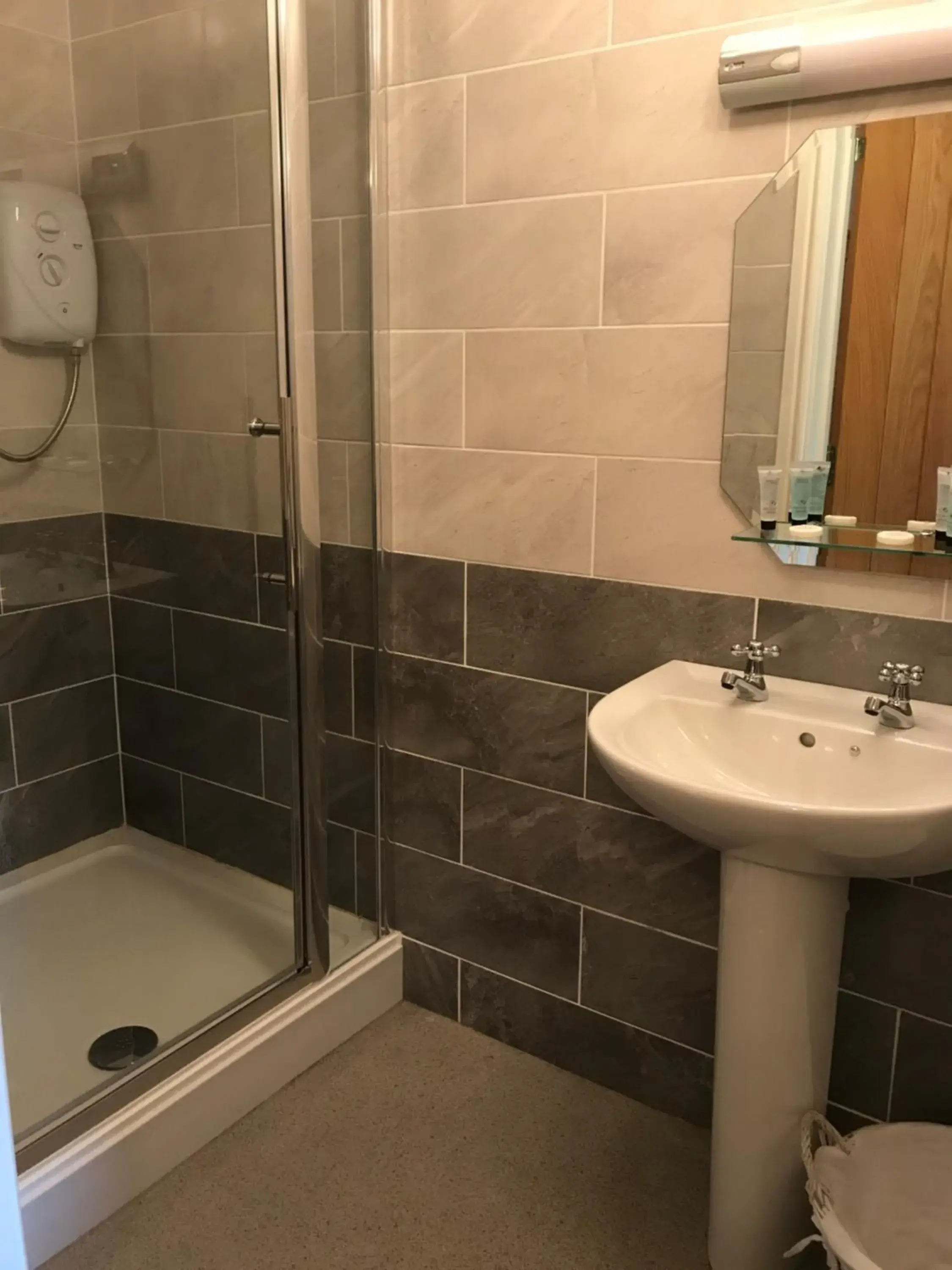 Twin Room with Private Bathroom - single occupancy in Rheolau arms Twin Room with Private Bathroom - single occupancy in Rheolau arms