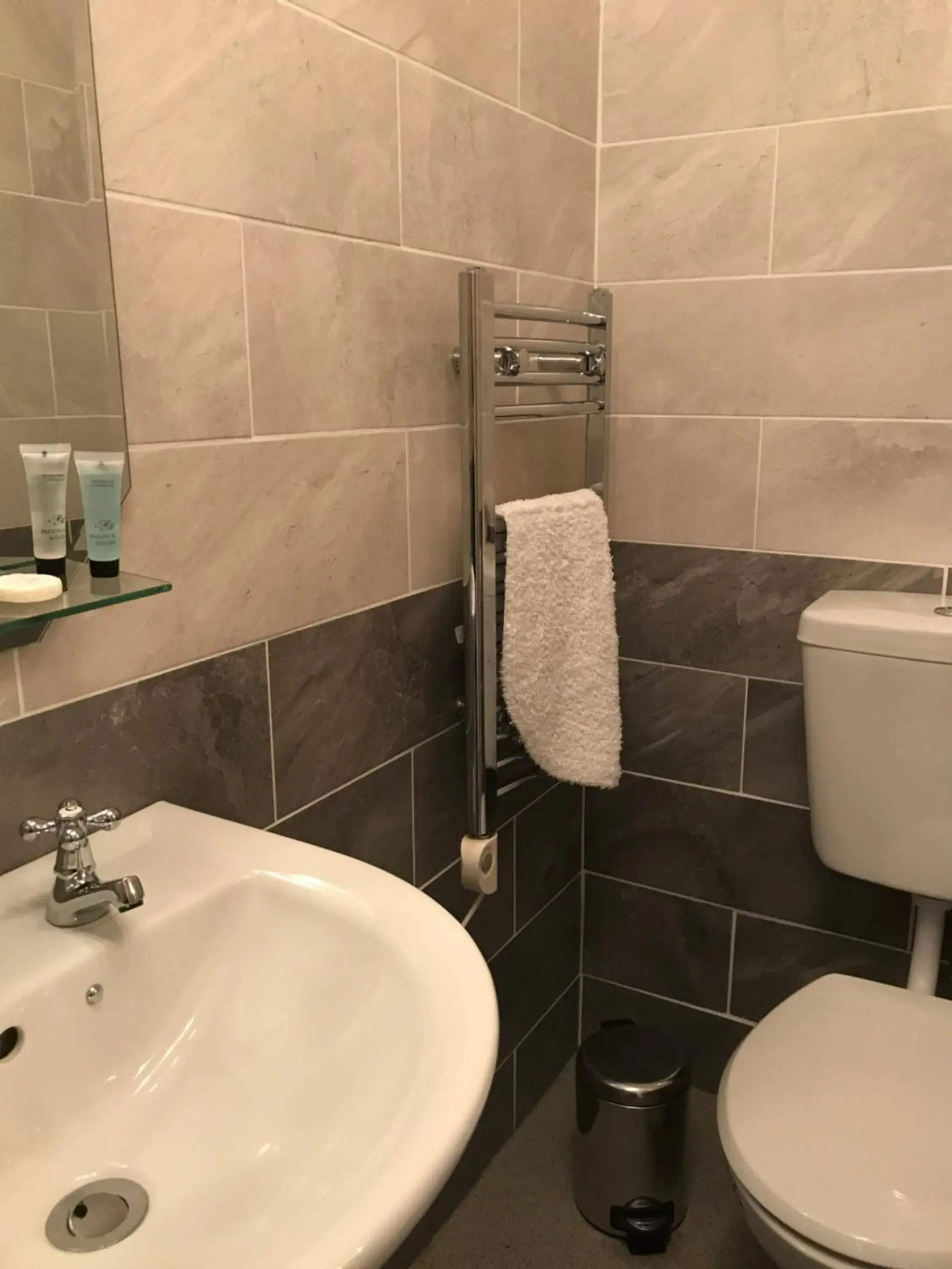 Twin Room with Private Bathroom - single occupancy in Rheolau arms Twin Room with Private Bathroom - single occupancy in Rheolau arms