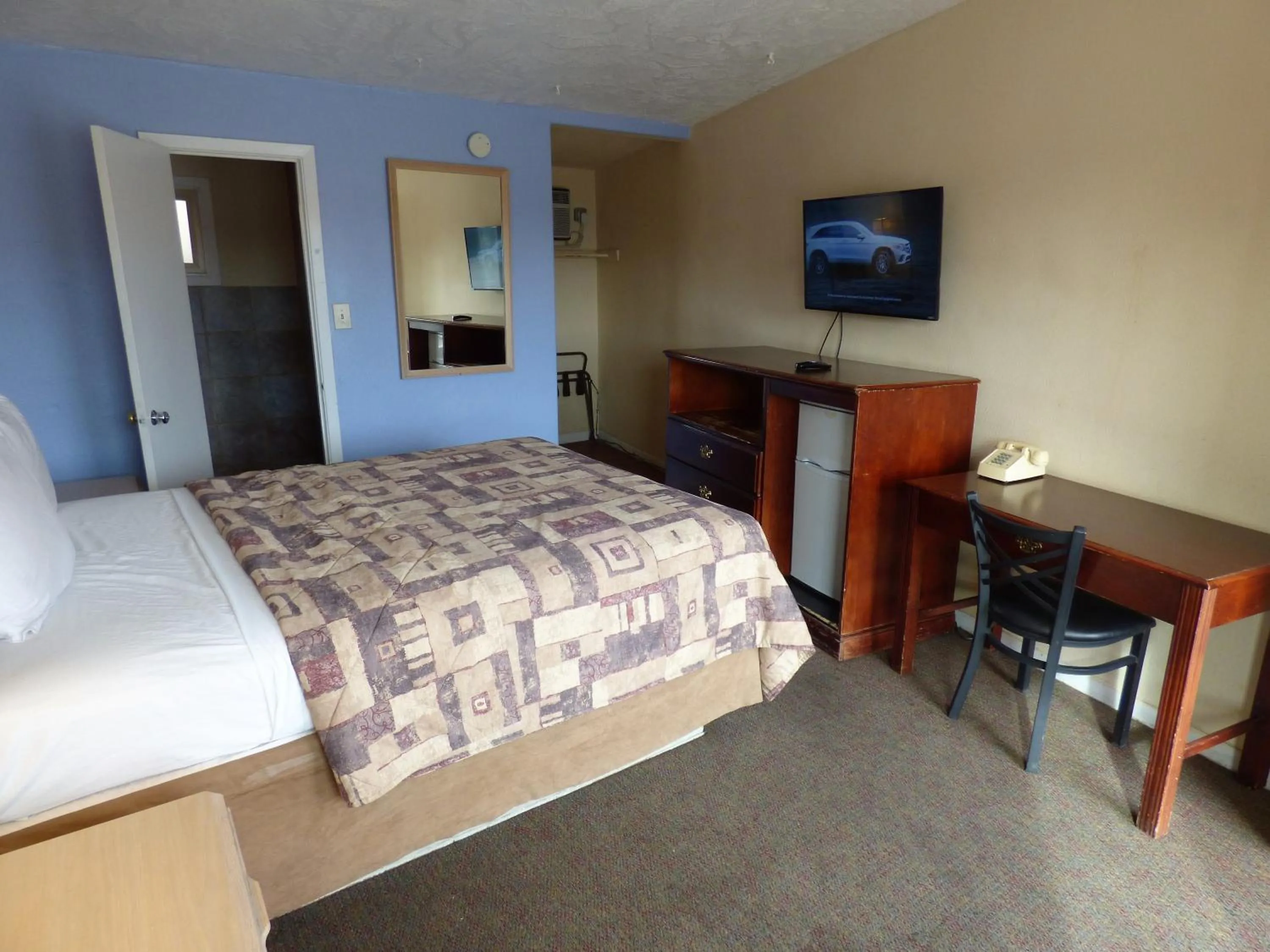 Photo of the whole room, Bed in Sands Motel