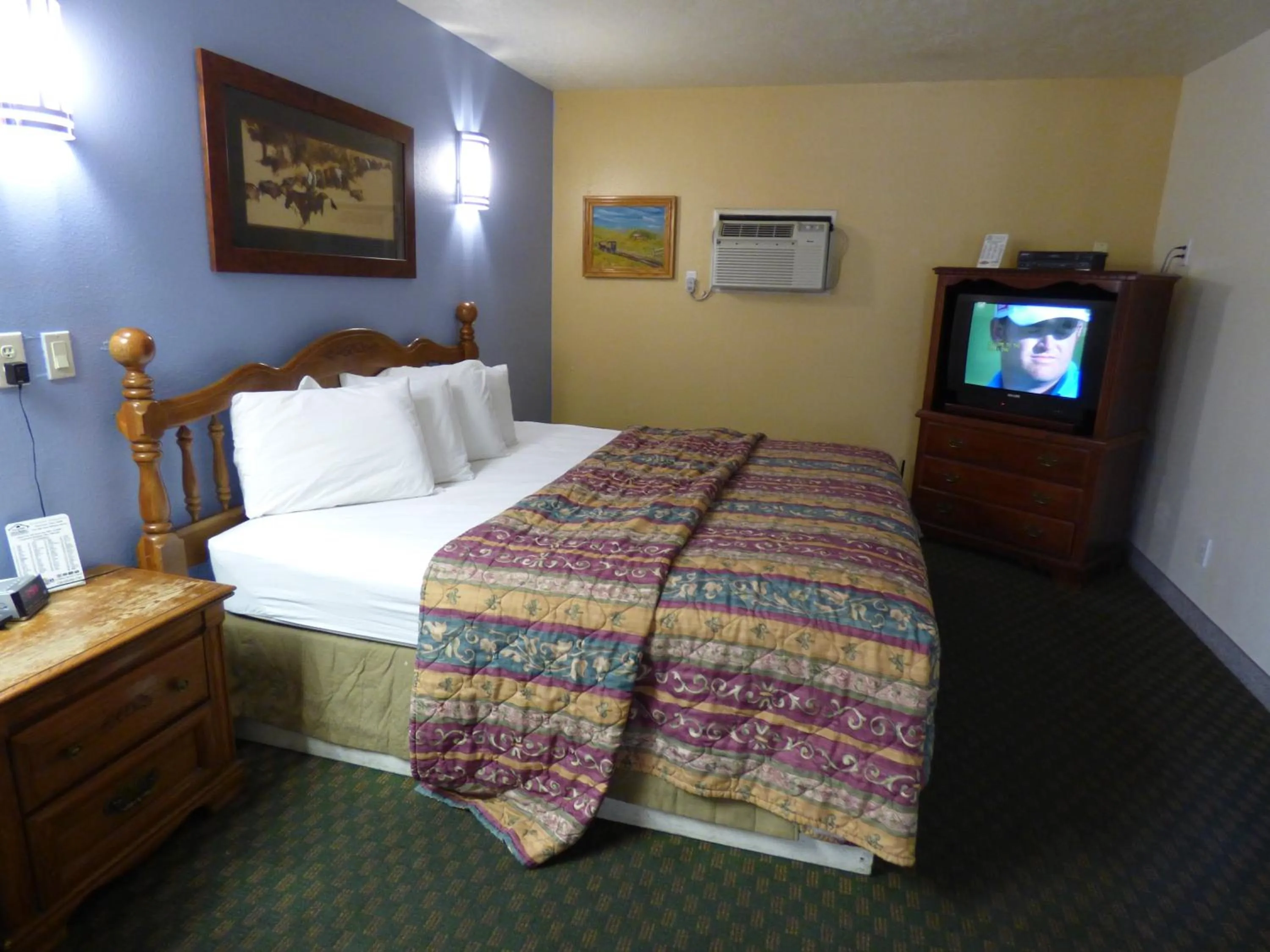 Bed in Coronada Inn & Suites