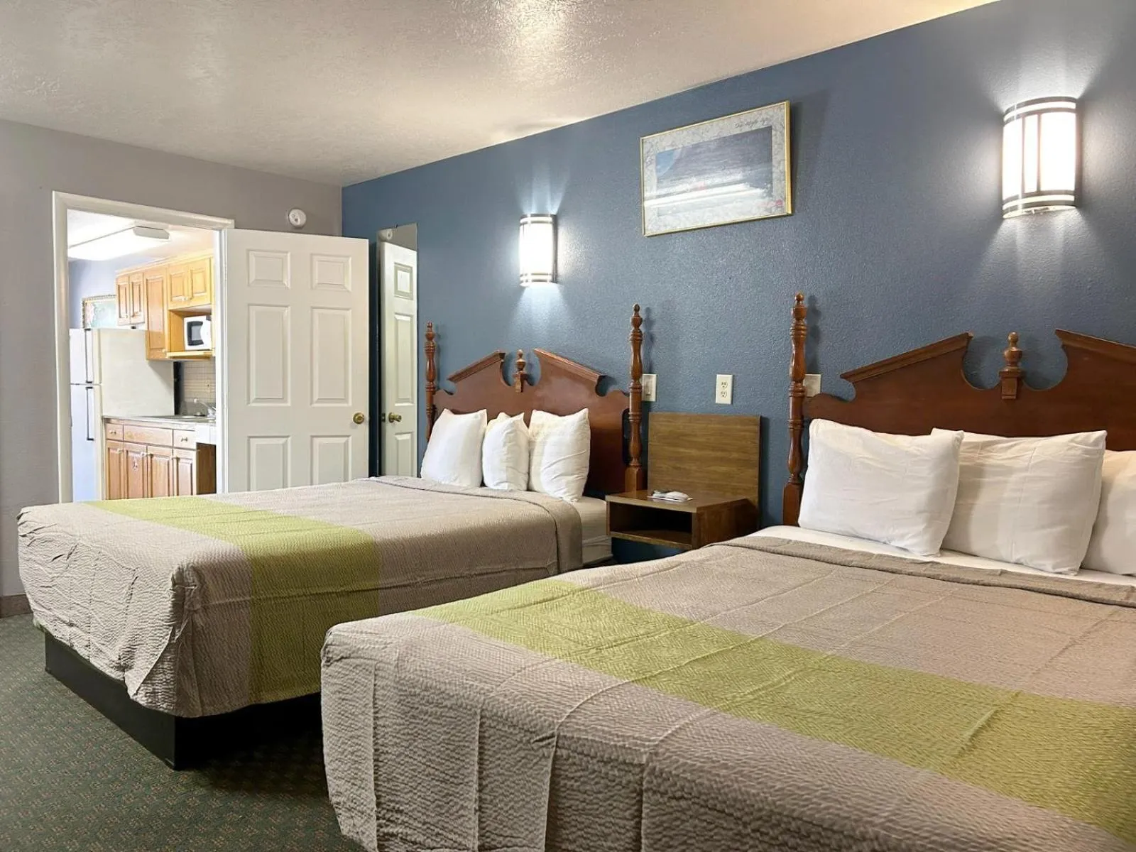Bed in Coronada Inn & Suites