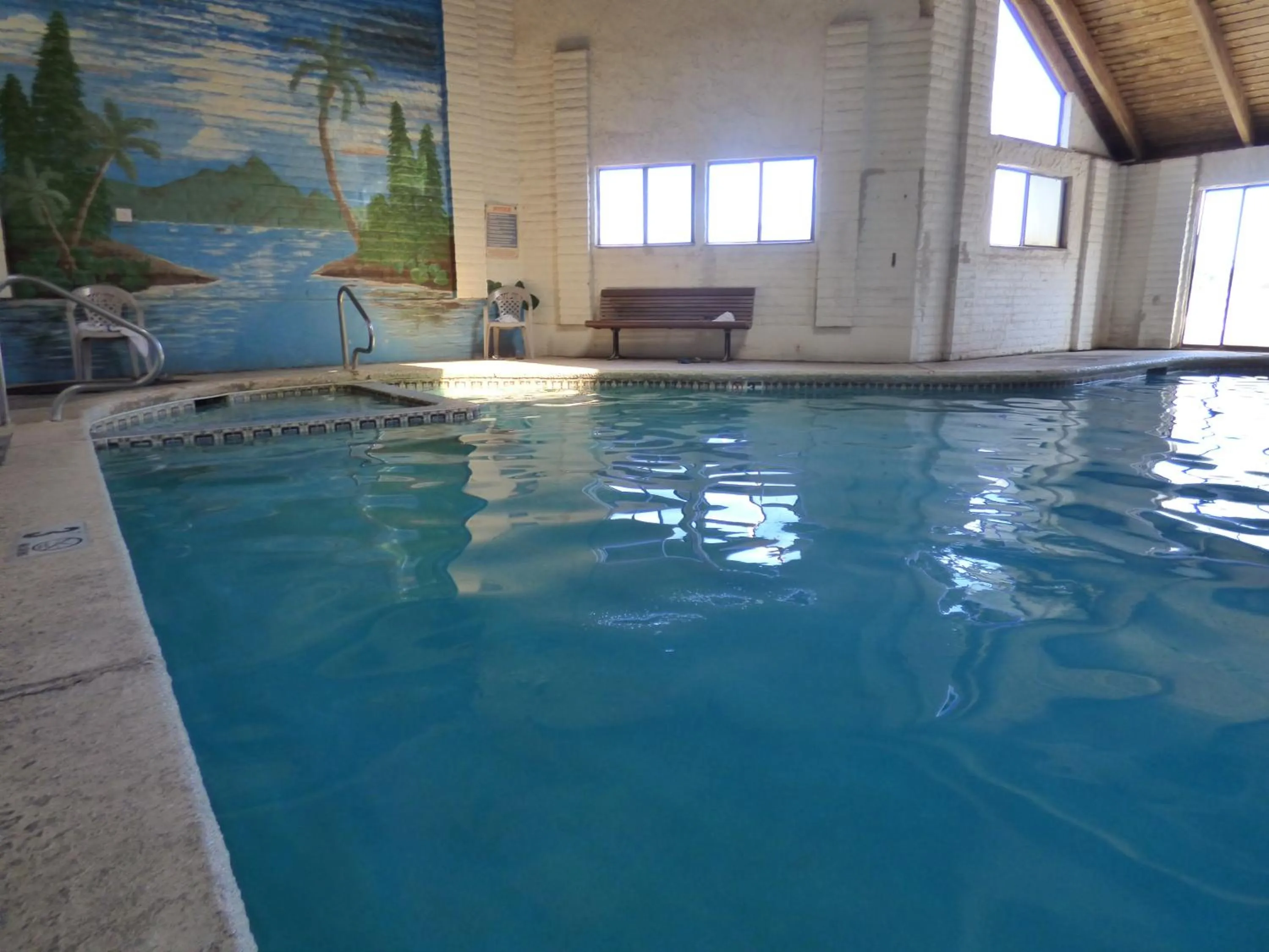 Swimming pool in Coronada Inn & Suites